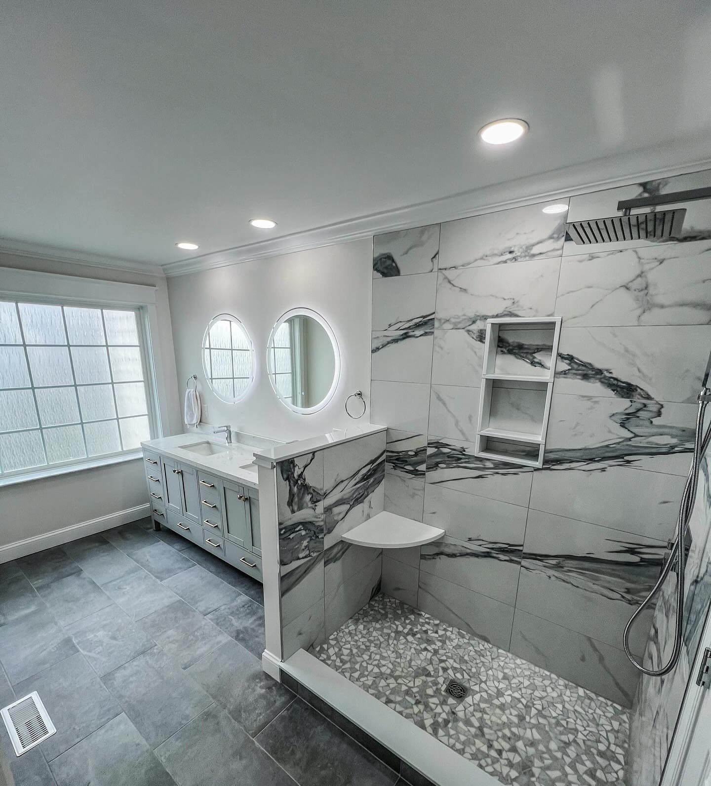 Stylish Gray Vanity Bathroom Ideas for a Modern Look 3