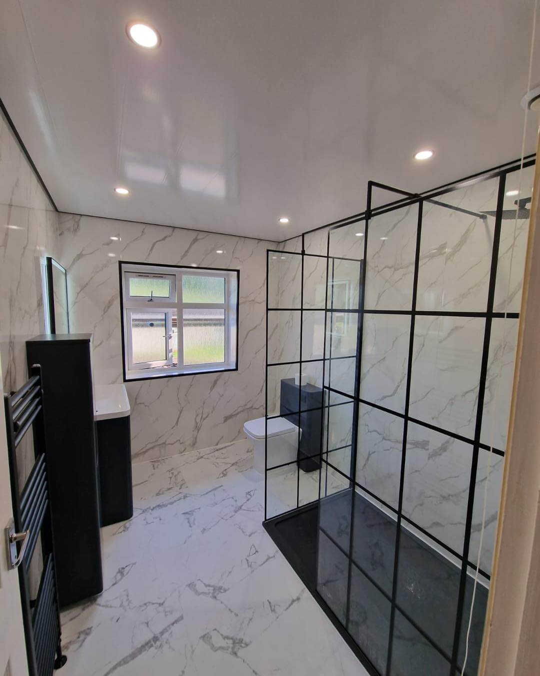 Black Vanity Bathroom Ideas for Stylish Modern Spaces 4