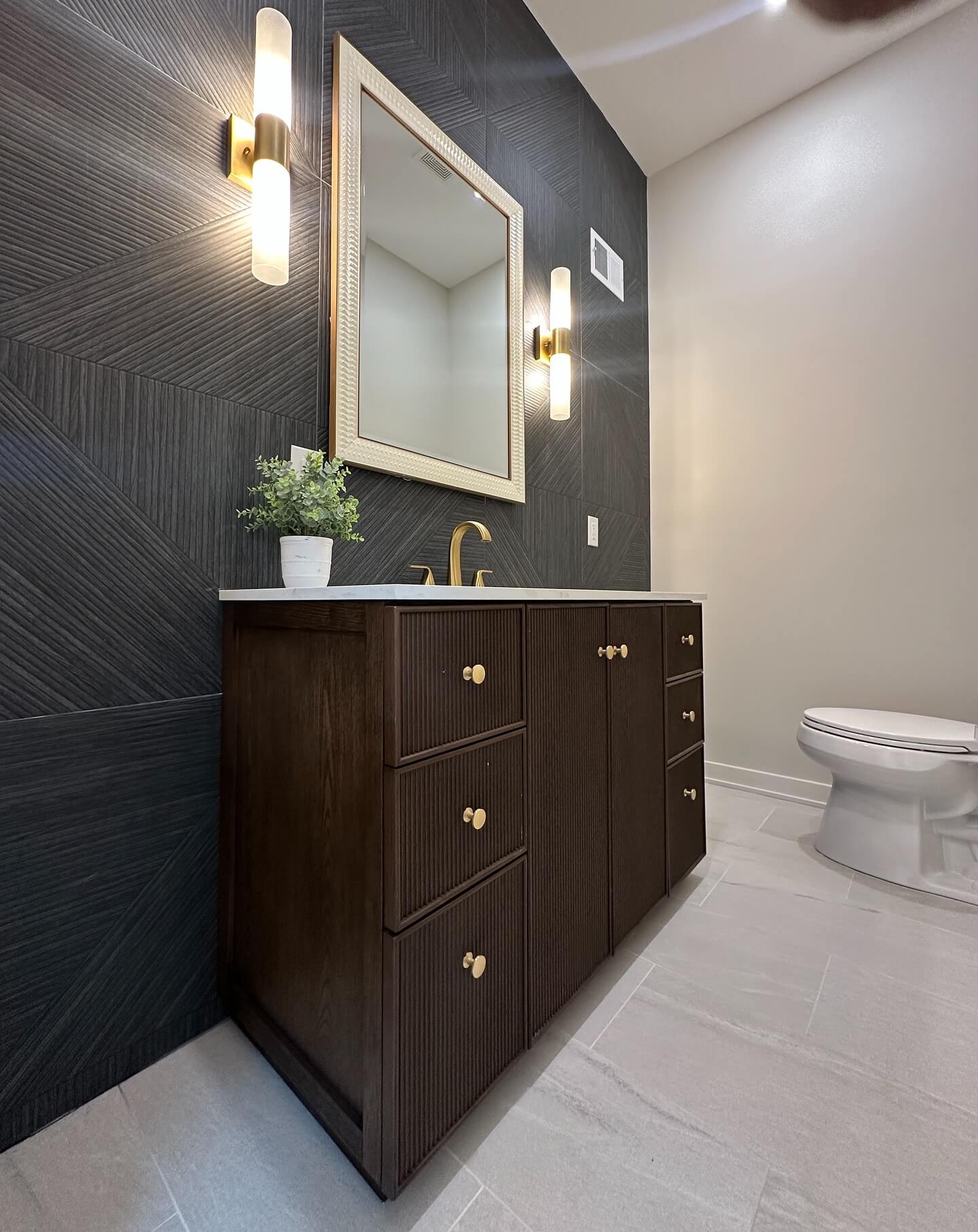 Warm & Inviting Brown Vanity Bathroom Ideas 6