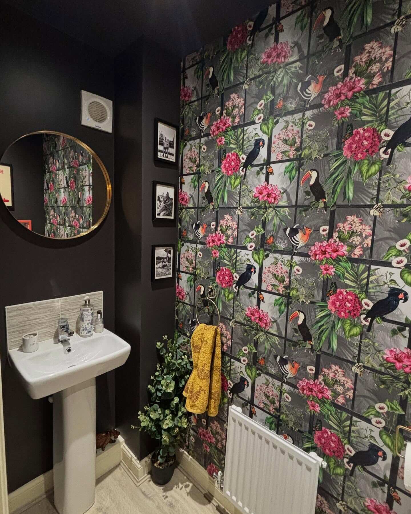 Bathroom Wall Decor Ideas to Refresh Your Space 7