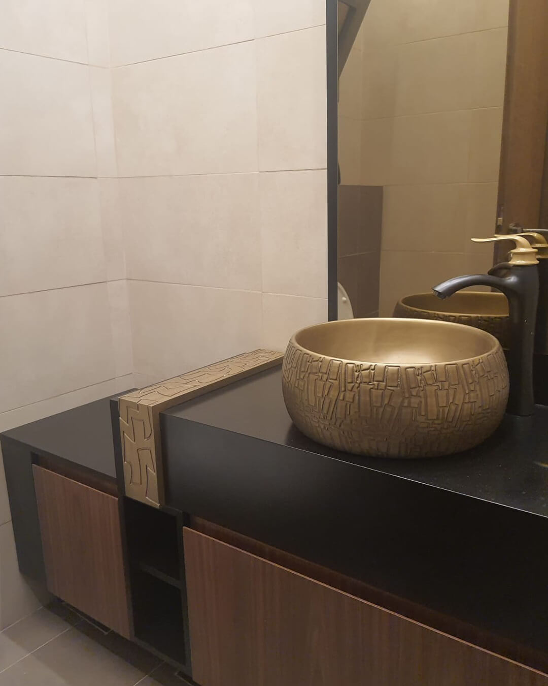 Warm & Inviting Brown Vanity Bathroom Ideas 8