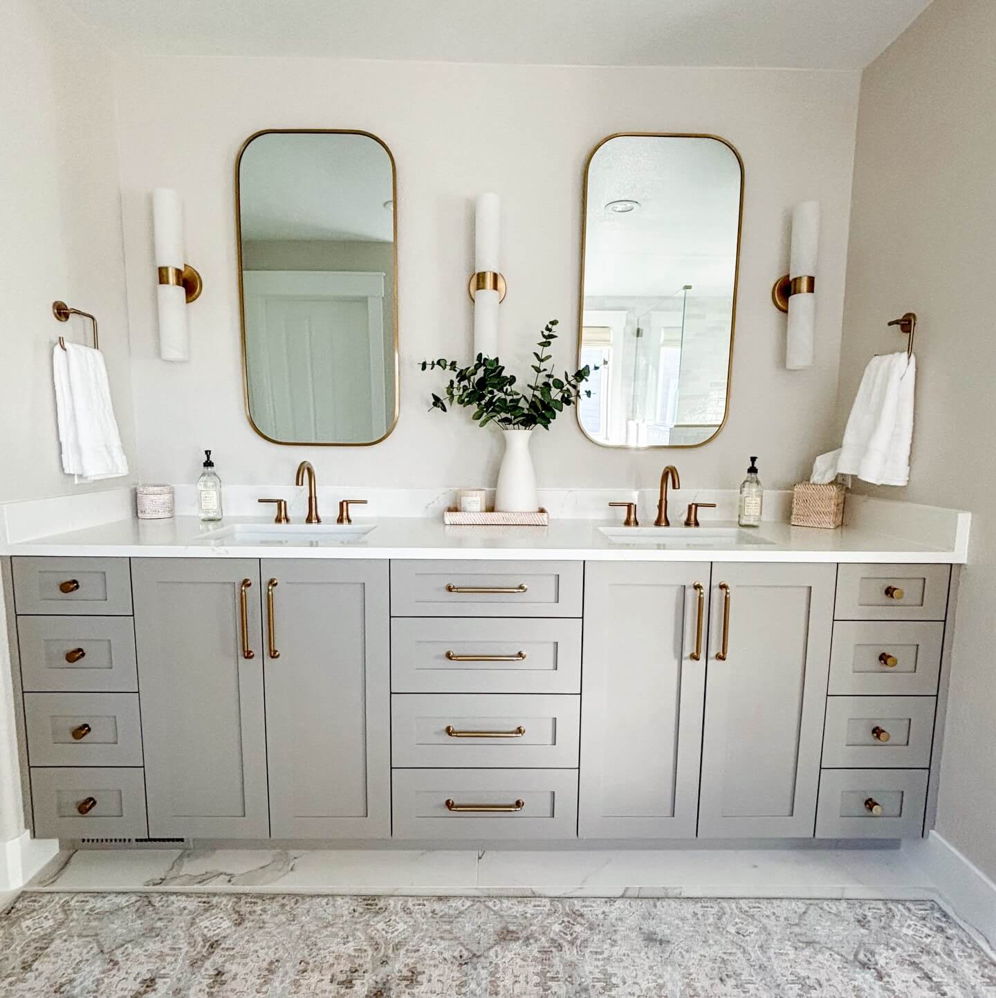 Stylish Gray Vanity Bathroom Ideas for a Modern Look 9
