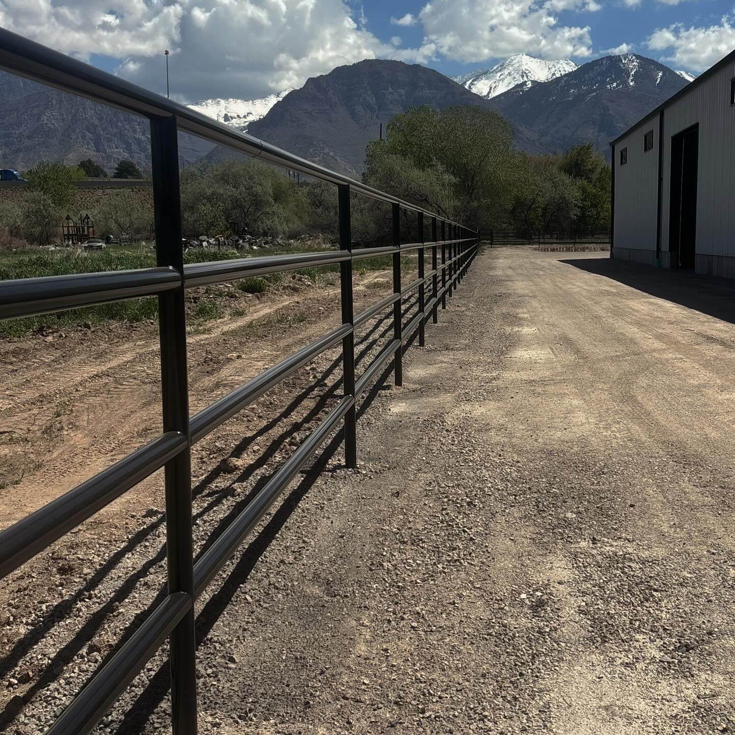 Creative Pipe Fence Ideas to Elevate Your Property’s Curb Appeal 1