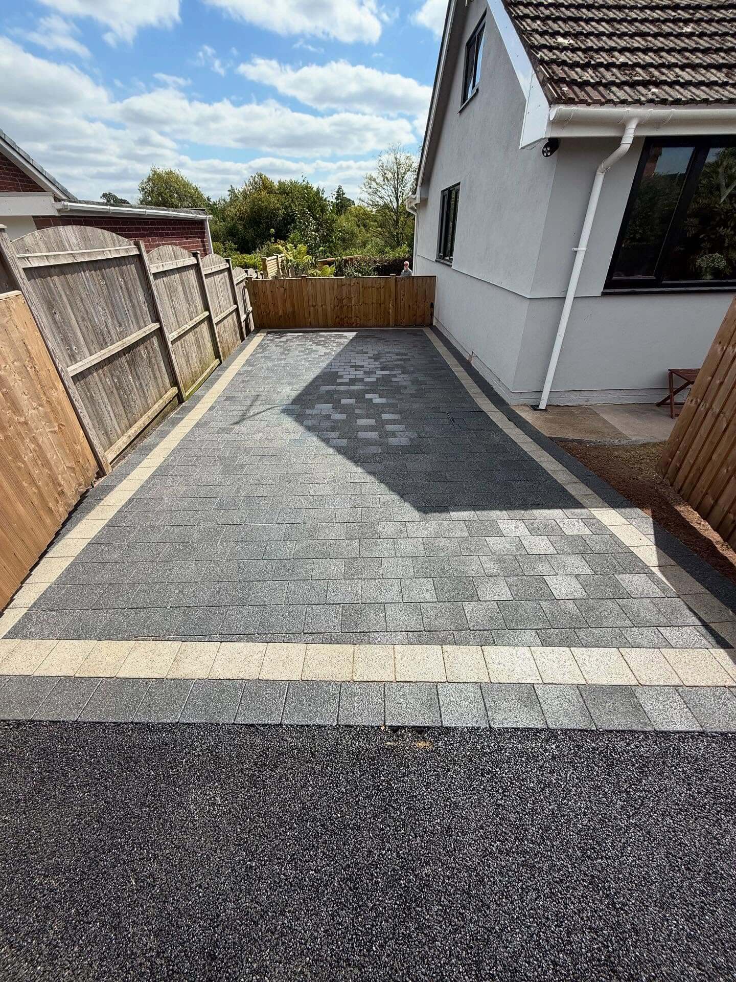 Transform Your Curb Appeal: Inexpensive Driveway Edging Ideas That Make a Big Impact 1