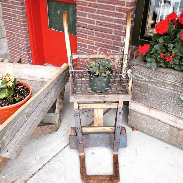 Transform Your Outdoor Space: Innovative Repurposed Garden Ideas 1