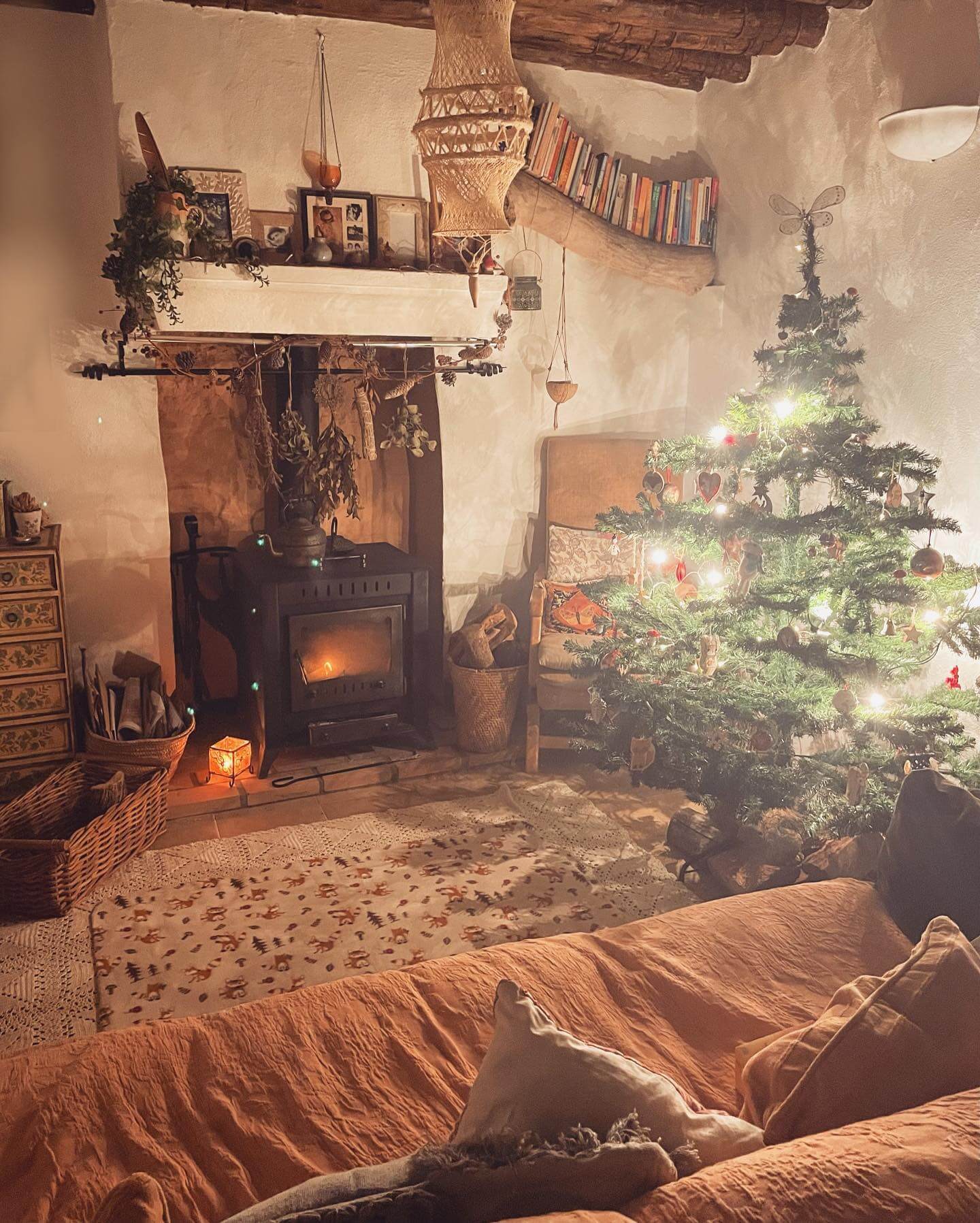 Cozy Up Your Home: 10 Captivating Farmhouse Winter Decor Ideas 1