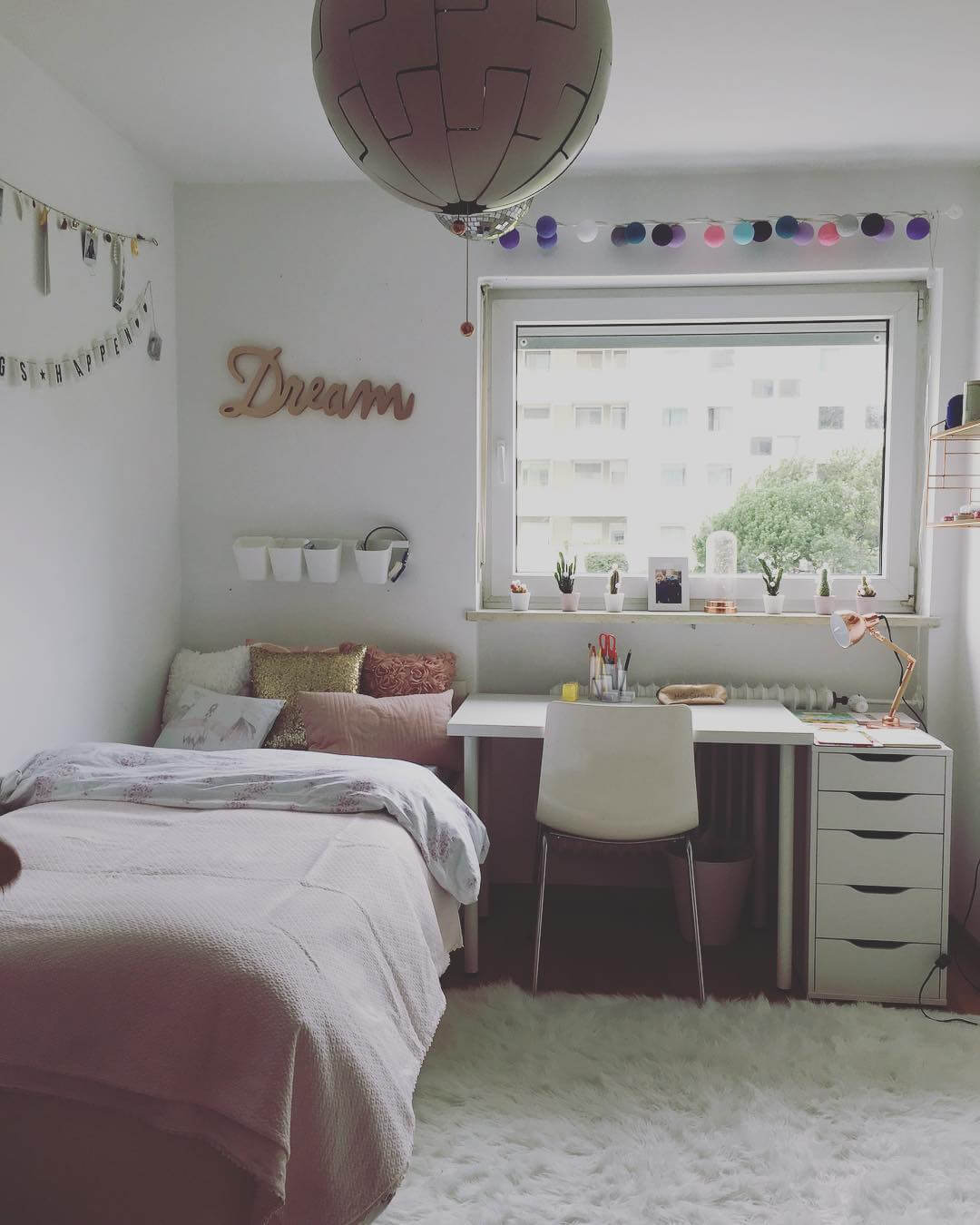 Brilliant Small Bedroom Ideas That Maximize Space and Style 1