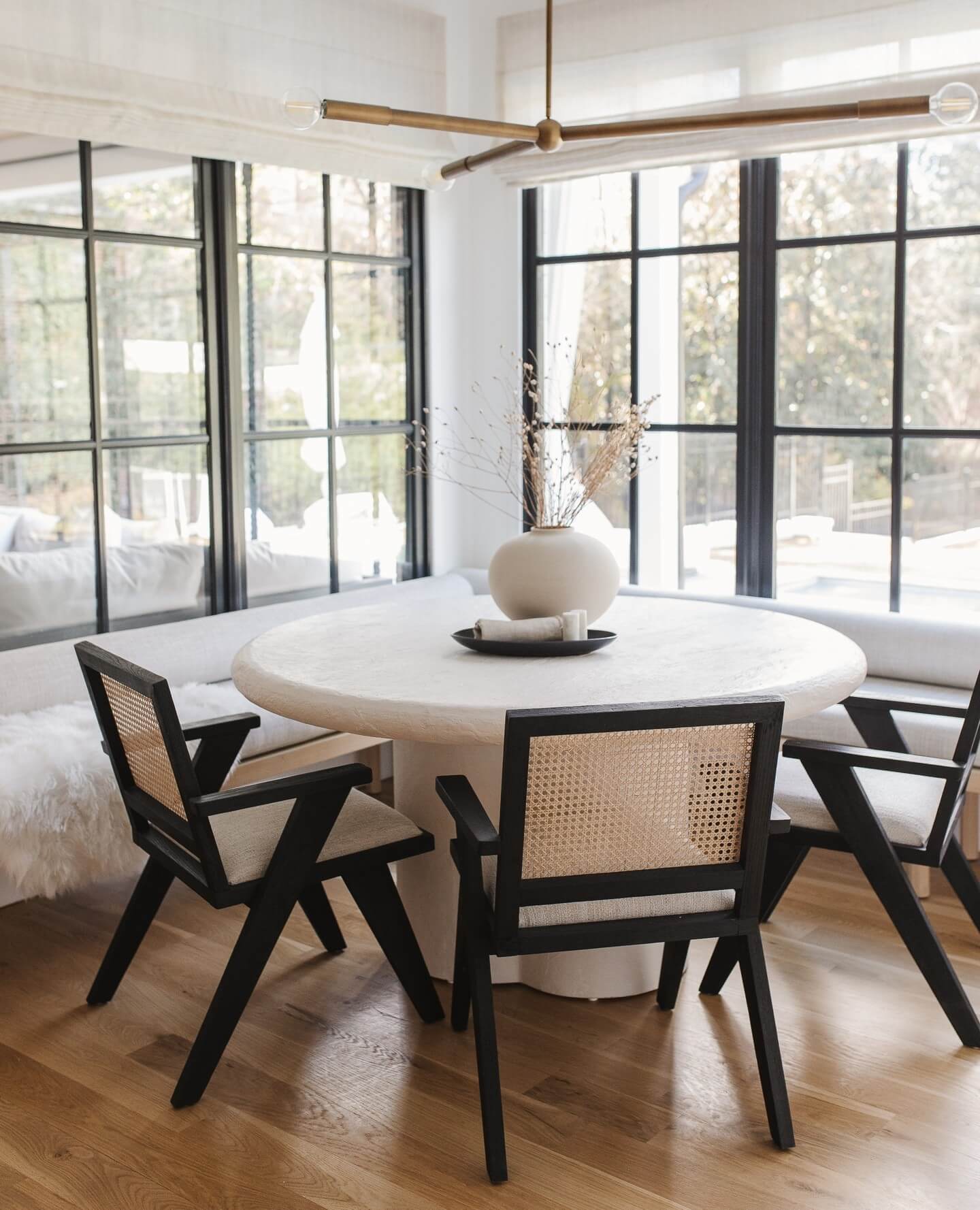 Cozy and Chic: Transform Your Kitchen with These Breakfast Nook Ideas 10