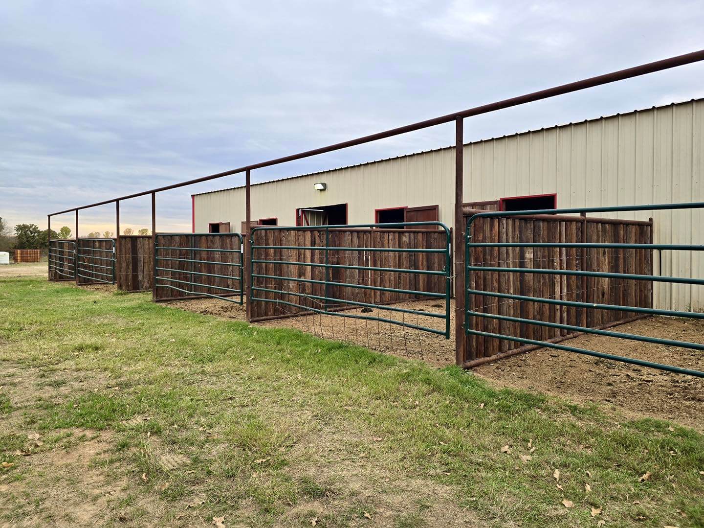 Creative Pipe Fence Ideas to Elevate Your Property’s Curb Appeal 10