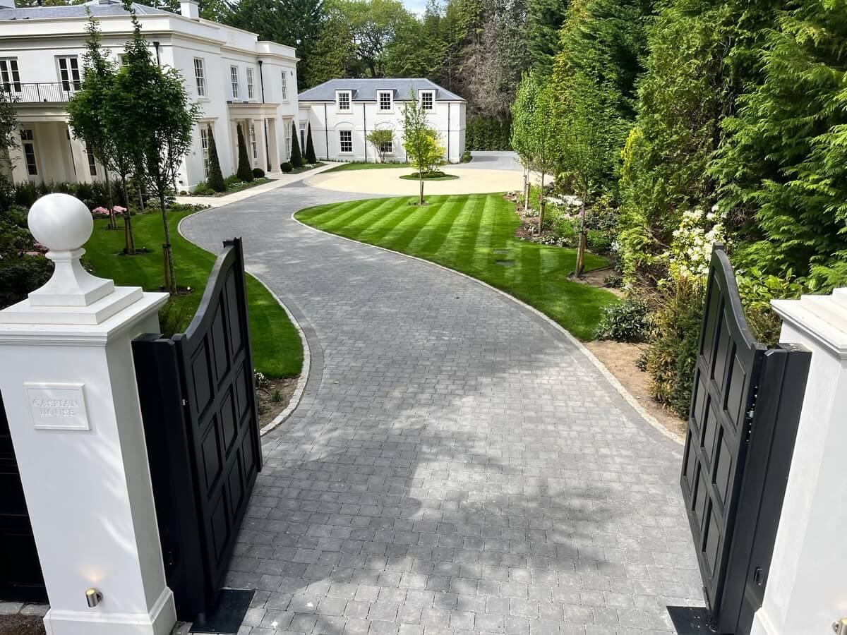 Transform Your Curb Appeal: Inexpensive Driveway Edging Ideas That Make a Big Impact 10