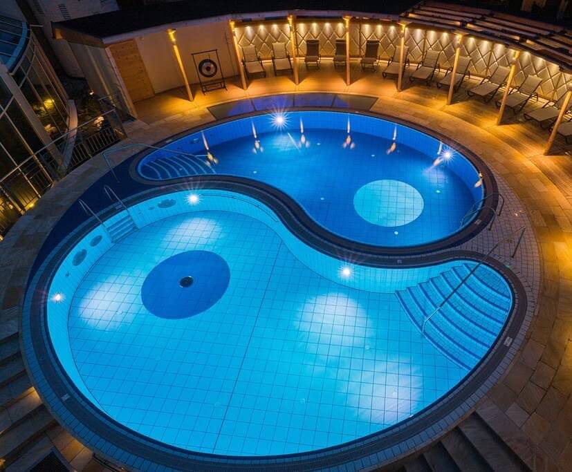 Inspiring Poolside Decorating Ideas to Transform Your Outdoor Space 10