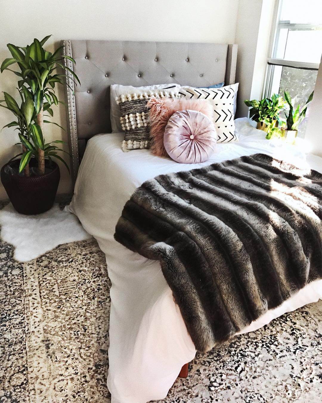 Brilliant Small Bedroom Ideas That Maximize Space and Style 10