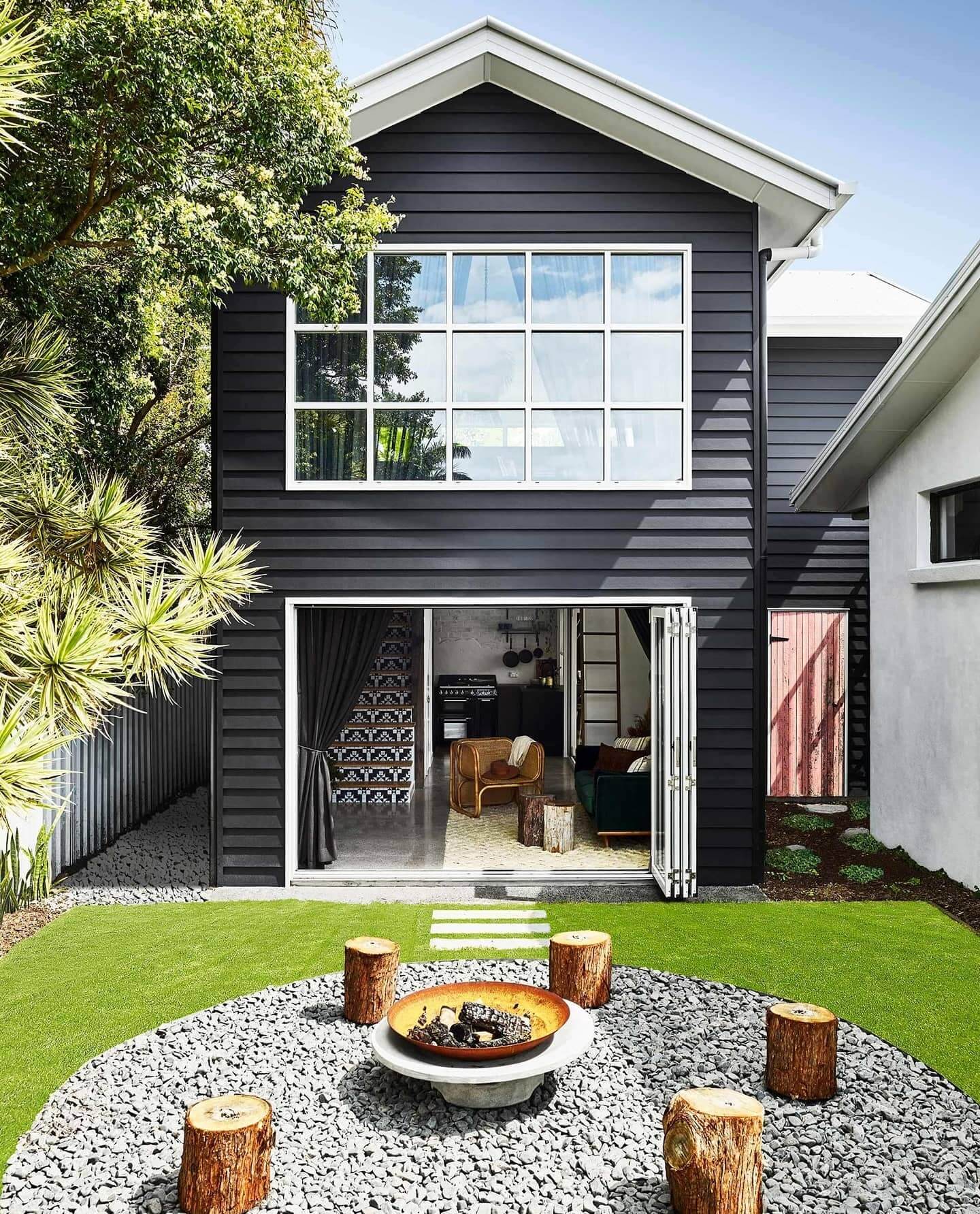 Backyard Fire Pit Ideas to Transform Your Outdoor Space 10