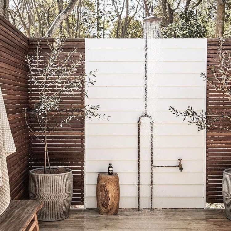Transform Your Backyard Bliss: Creative Outdoor Shower Ideas 10