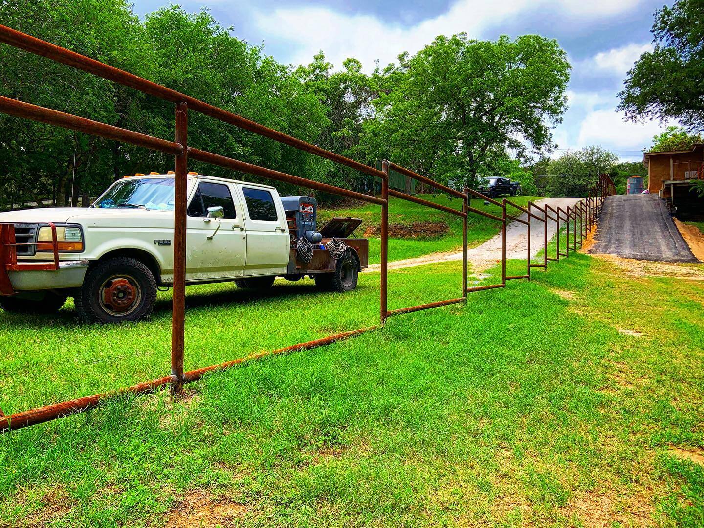 Creative Pipe Fence Ideas to Elevate Your Property’s Curb Appeal 11