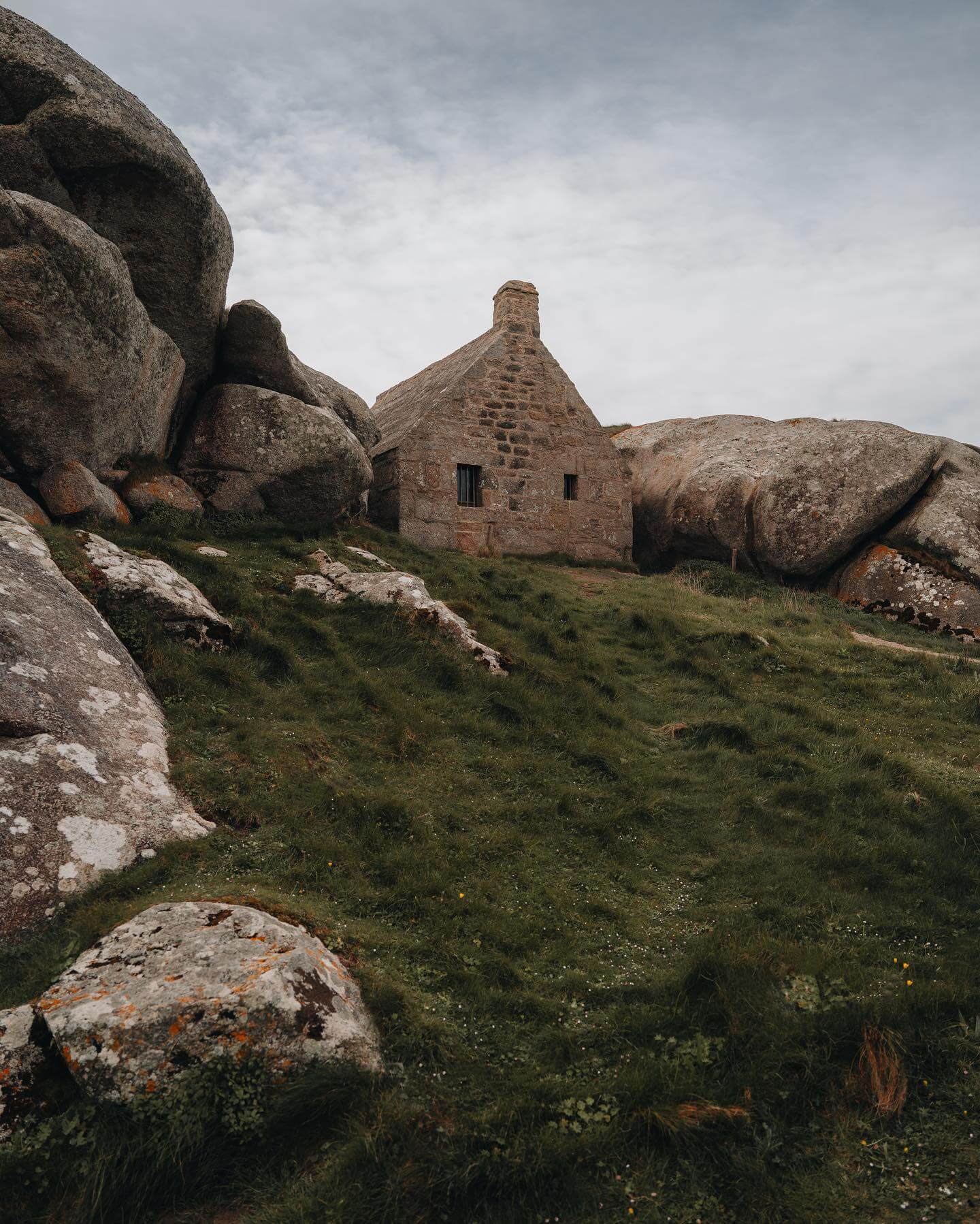 Charming Small Cabin Exterior Ideas to Inspire Your Next Rustic Retreat 11