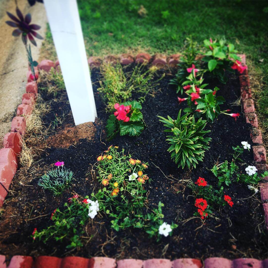 Transform Your Outdoor Space with Stunning Mailbox Flower Bed Ideas 11