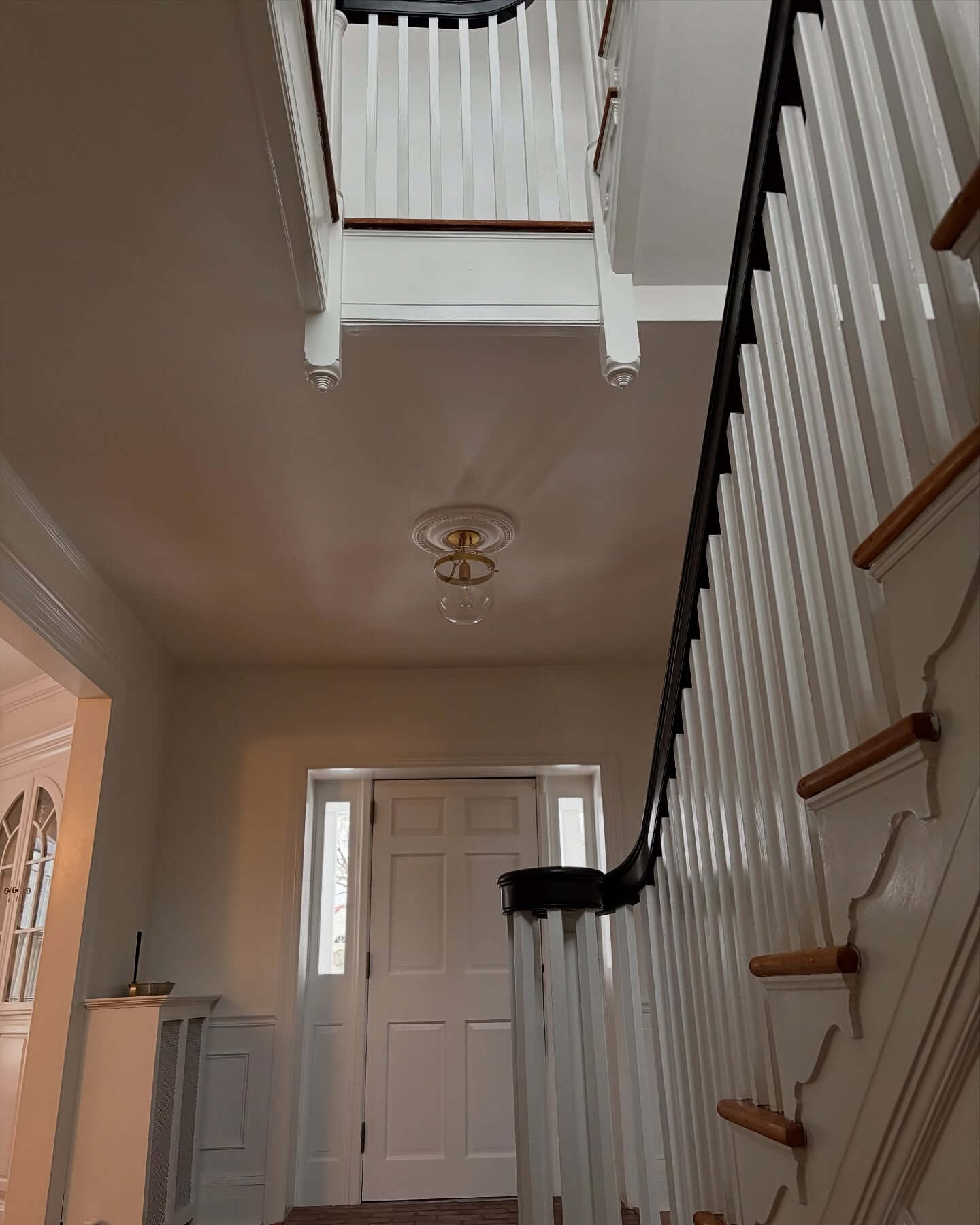 10 Stunning Foyer Paint Color Ideas to Transform Your Home's Entrance 11