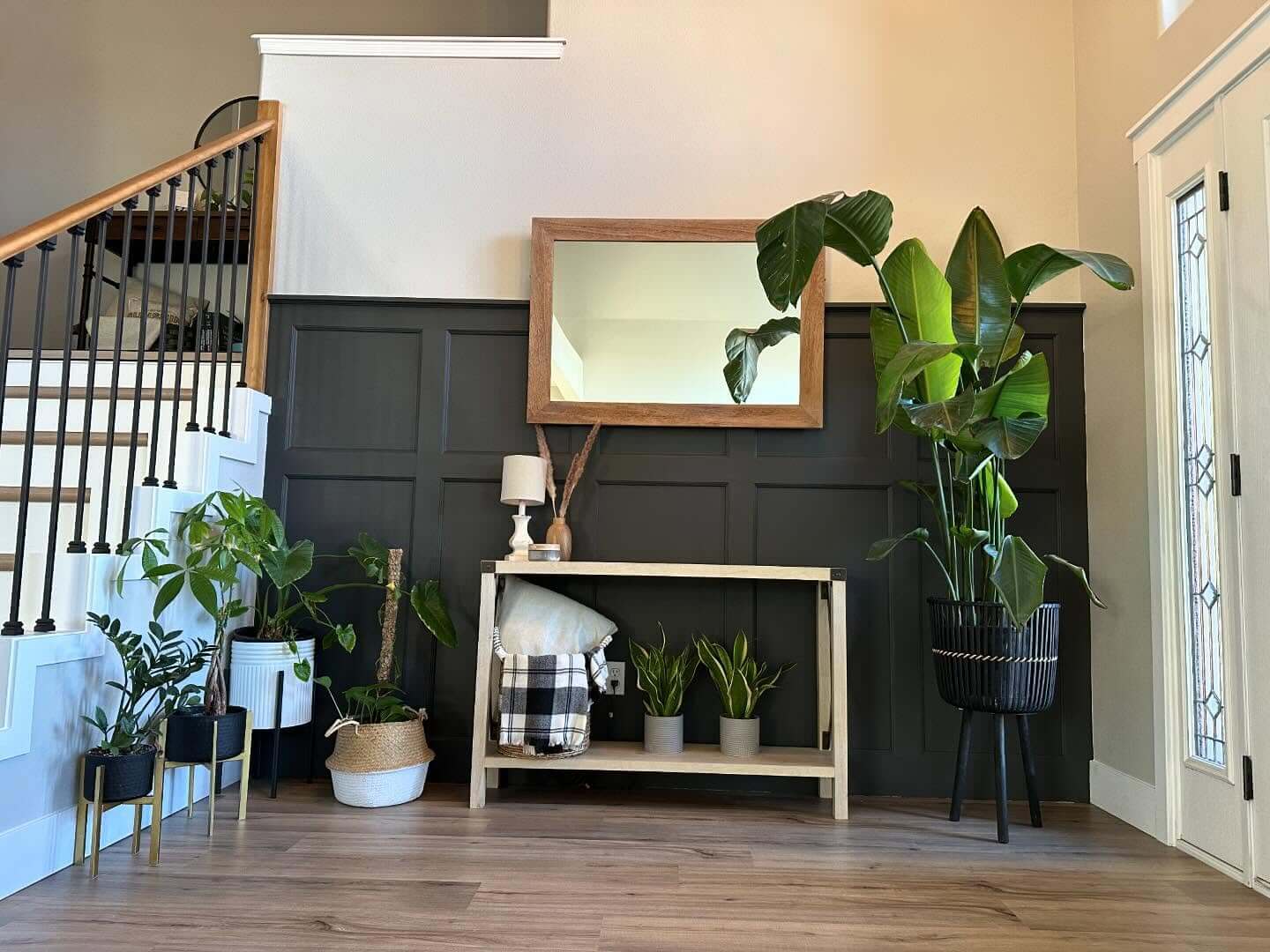 Transform Your Home's First Impression: 10 Stunning Entryway Accent Wall Ideas 12