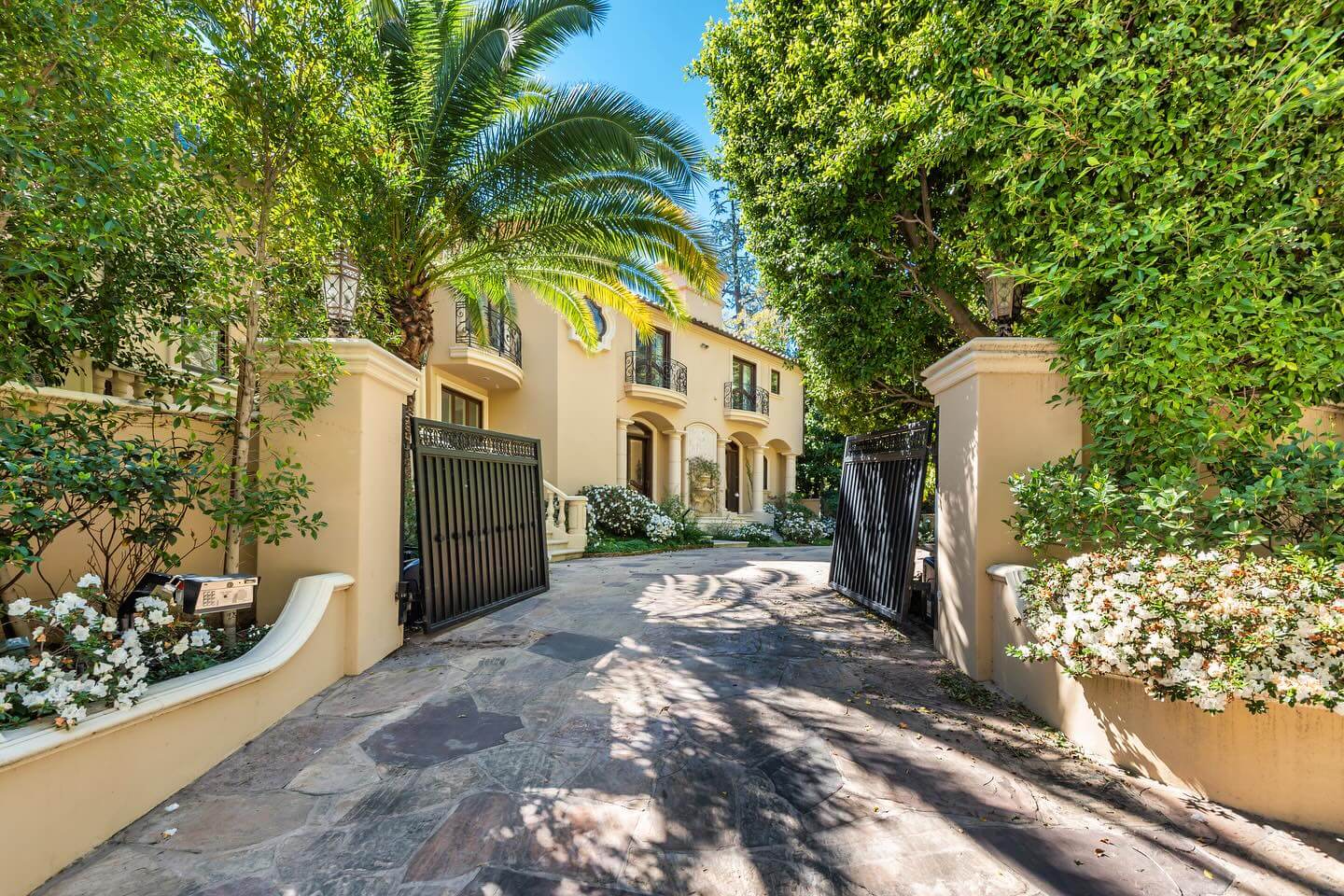 23 Luxurious Entry Door Designs to Transform Your Home's First Impression 11