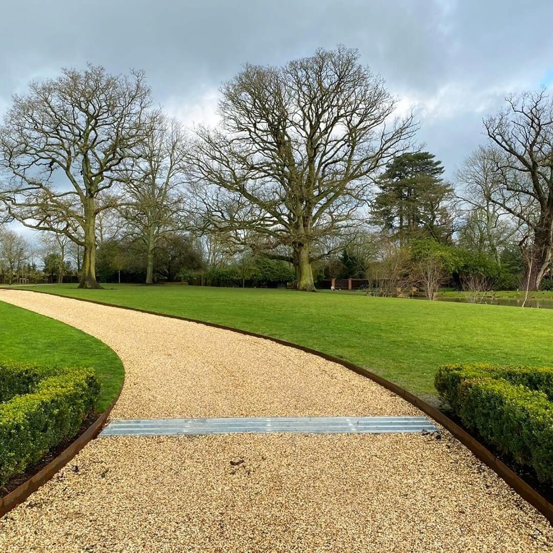 Transform Your Curb Appeal: Inexpensive Driveway Edging Ideas That Make a Big Impact 12