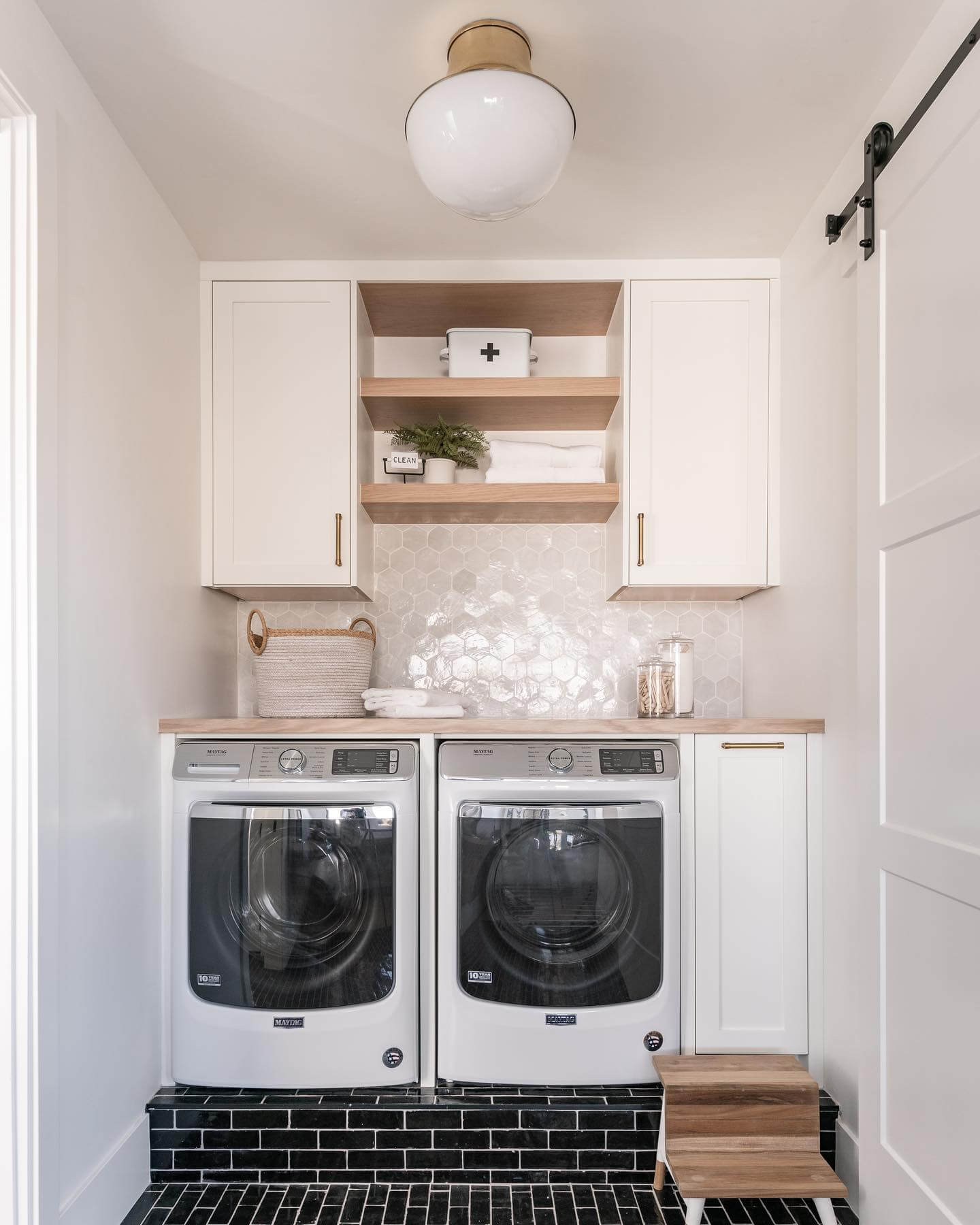 Brighten Up Your Space: Stunning Laundry Room Lighting Decor Ideas 12