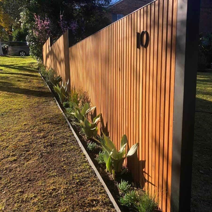 Creative Corner Fence Ideas to Elevate Your Outdoor Space 12