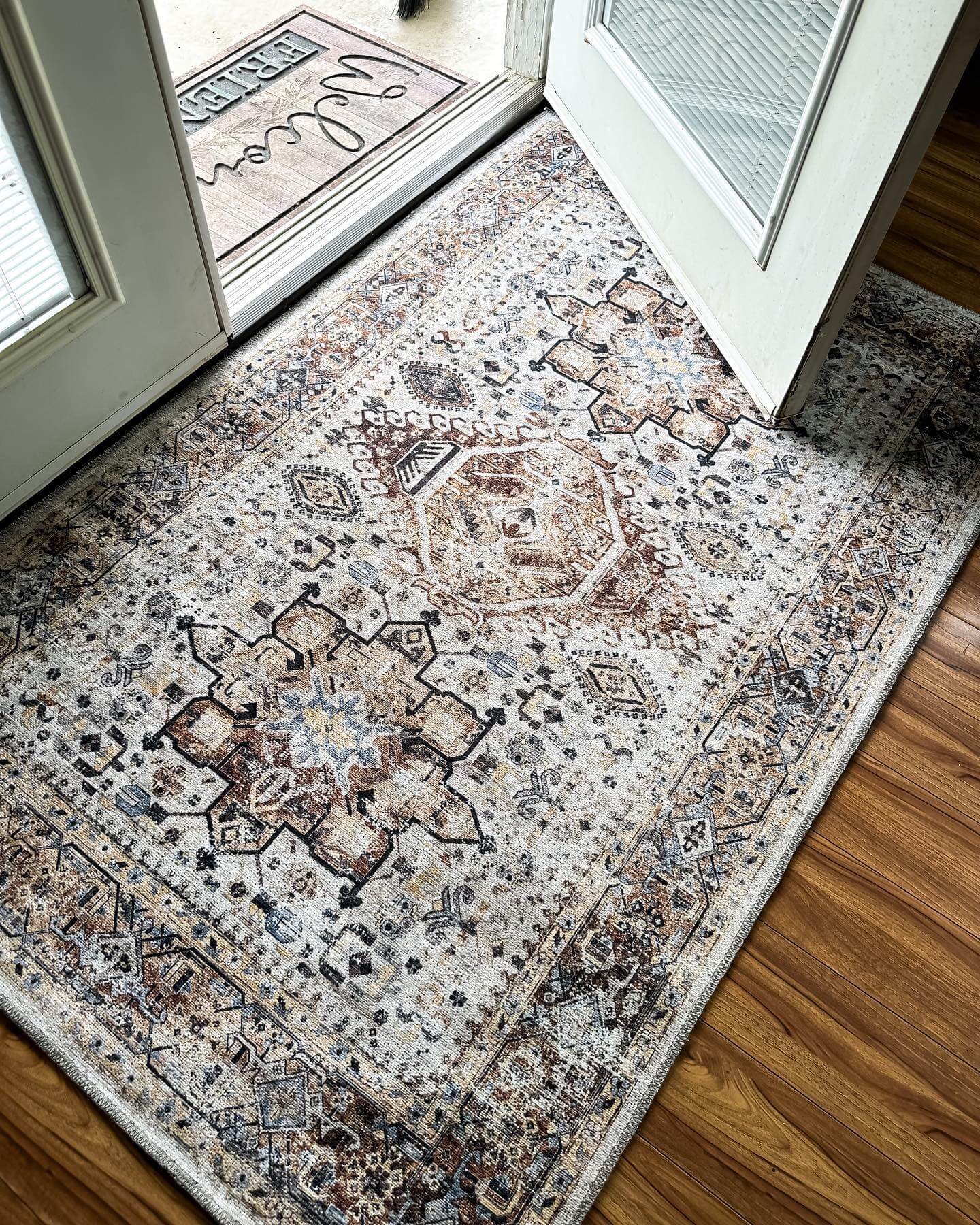 Farmhouse Rug Ideas to Elevate Your Cozy Home Décor 12