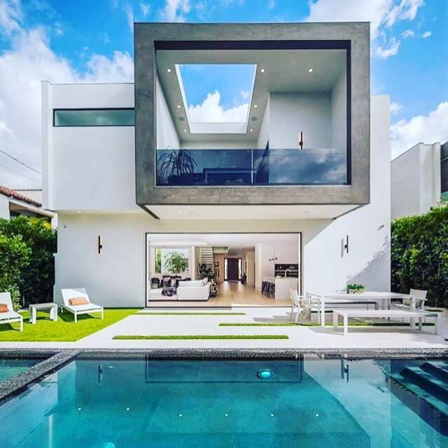 Inspiring Poolside Decorating Ideas to Transform Your Outdoor Space 12