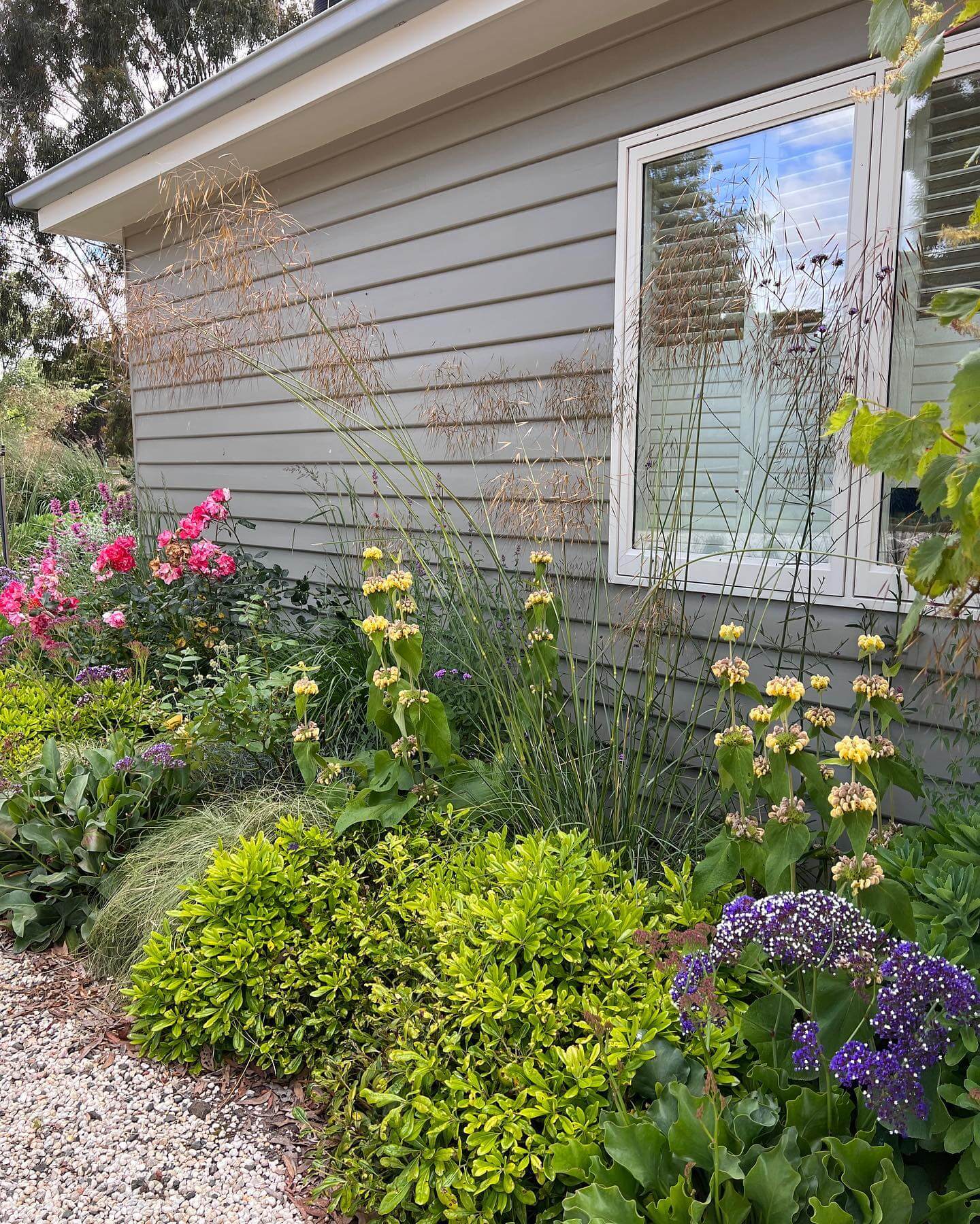 Blooms and Curb Appeal: Transform Your Home with These Front of House Flower Bed Ideas 13