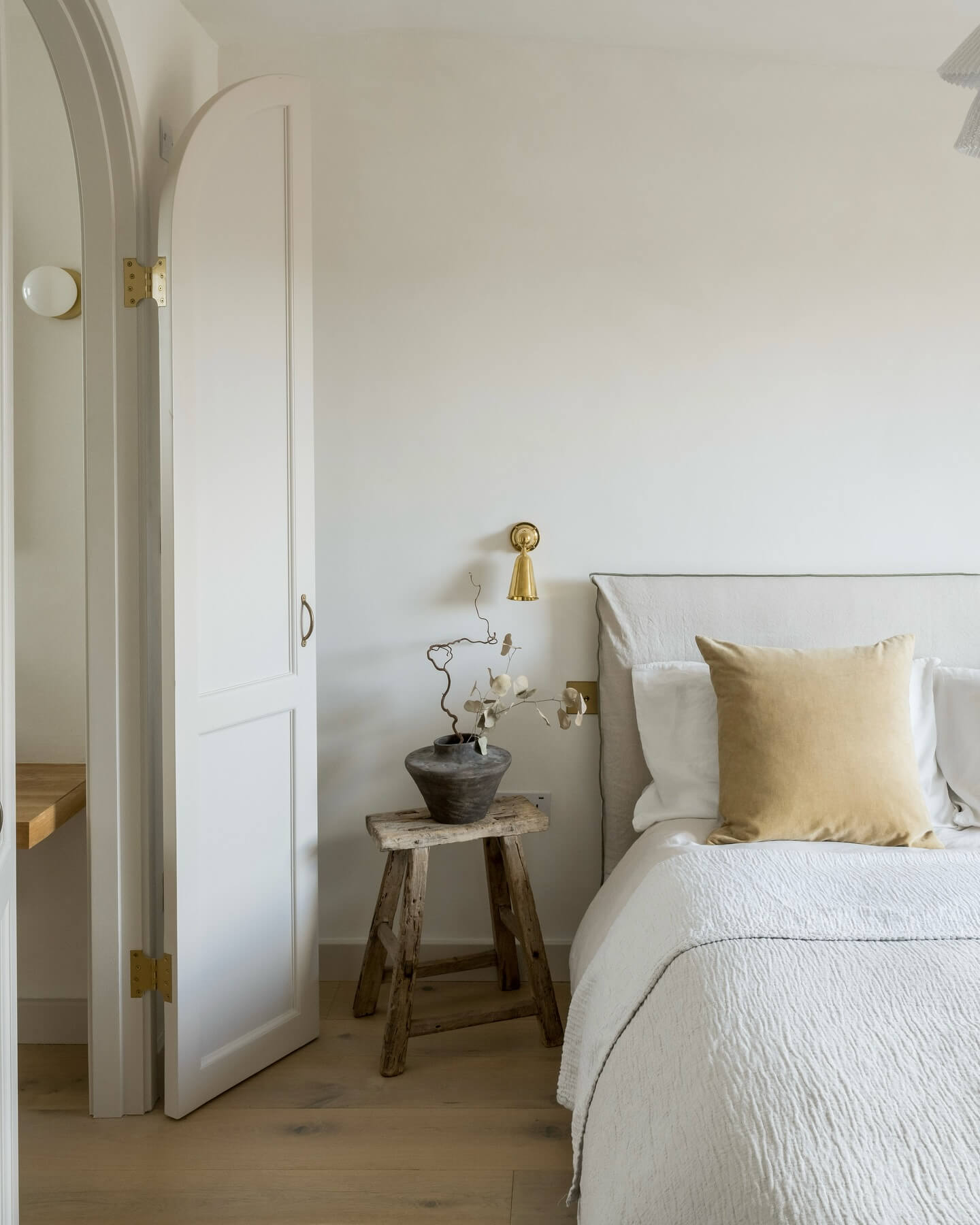 Transform Your Space: Modern Minimalist Bedroom Ideas to Inspire You 13