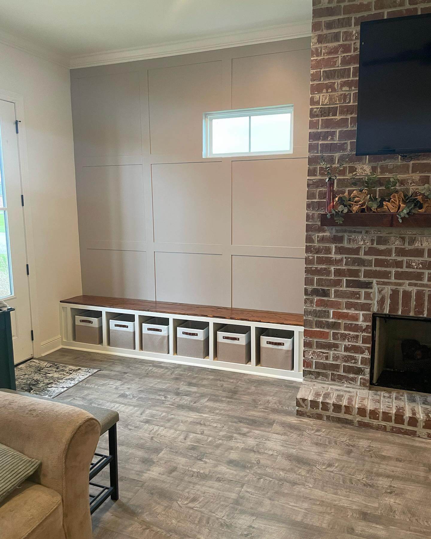 Transform Your Home's First Impression: 10 Stunning Entryway Accent Wall Ideas 13