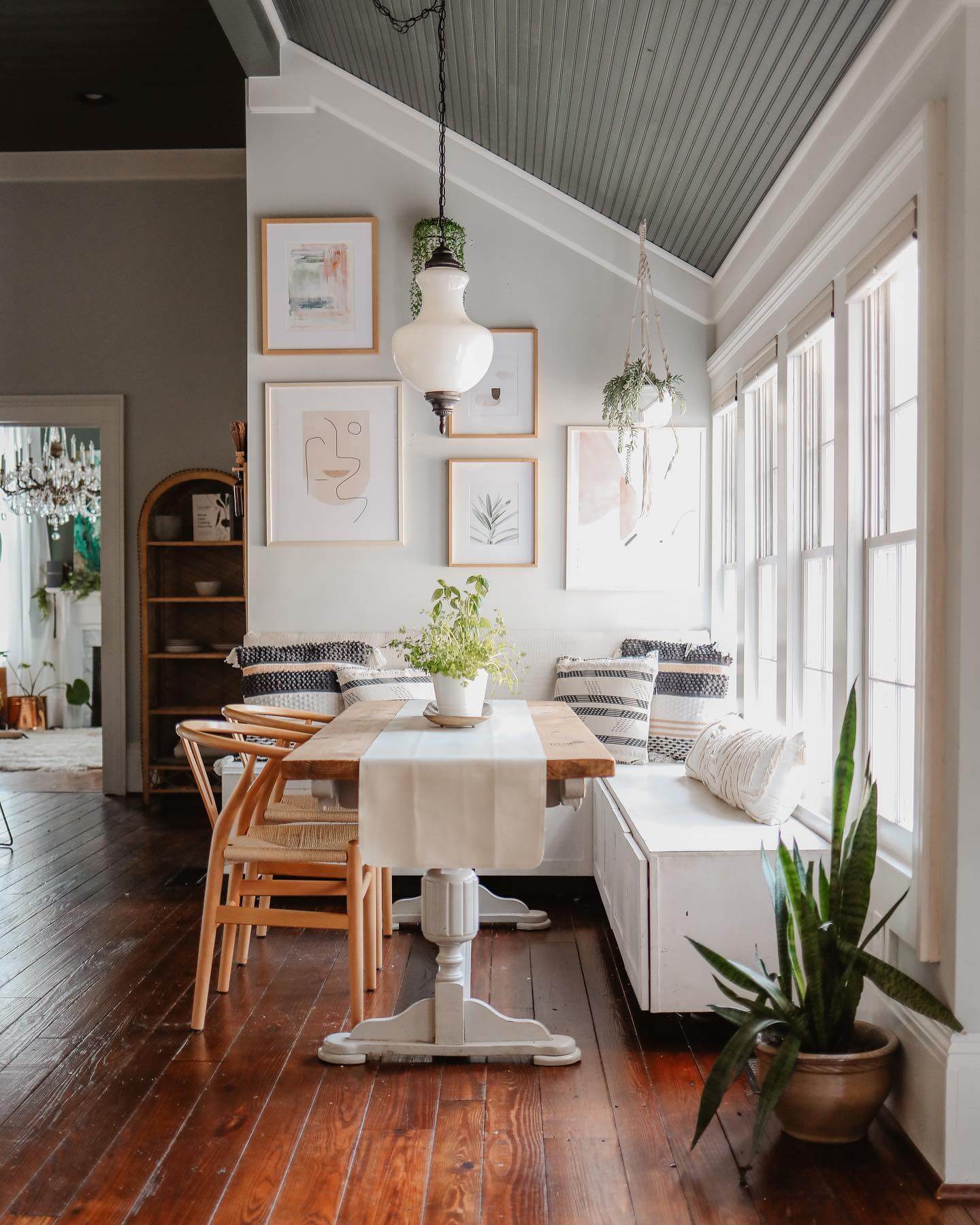 Cozy and Chic: Transform Your Kitchen with These Breakfast Nook Ideas 13