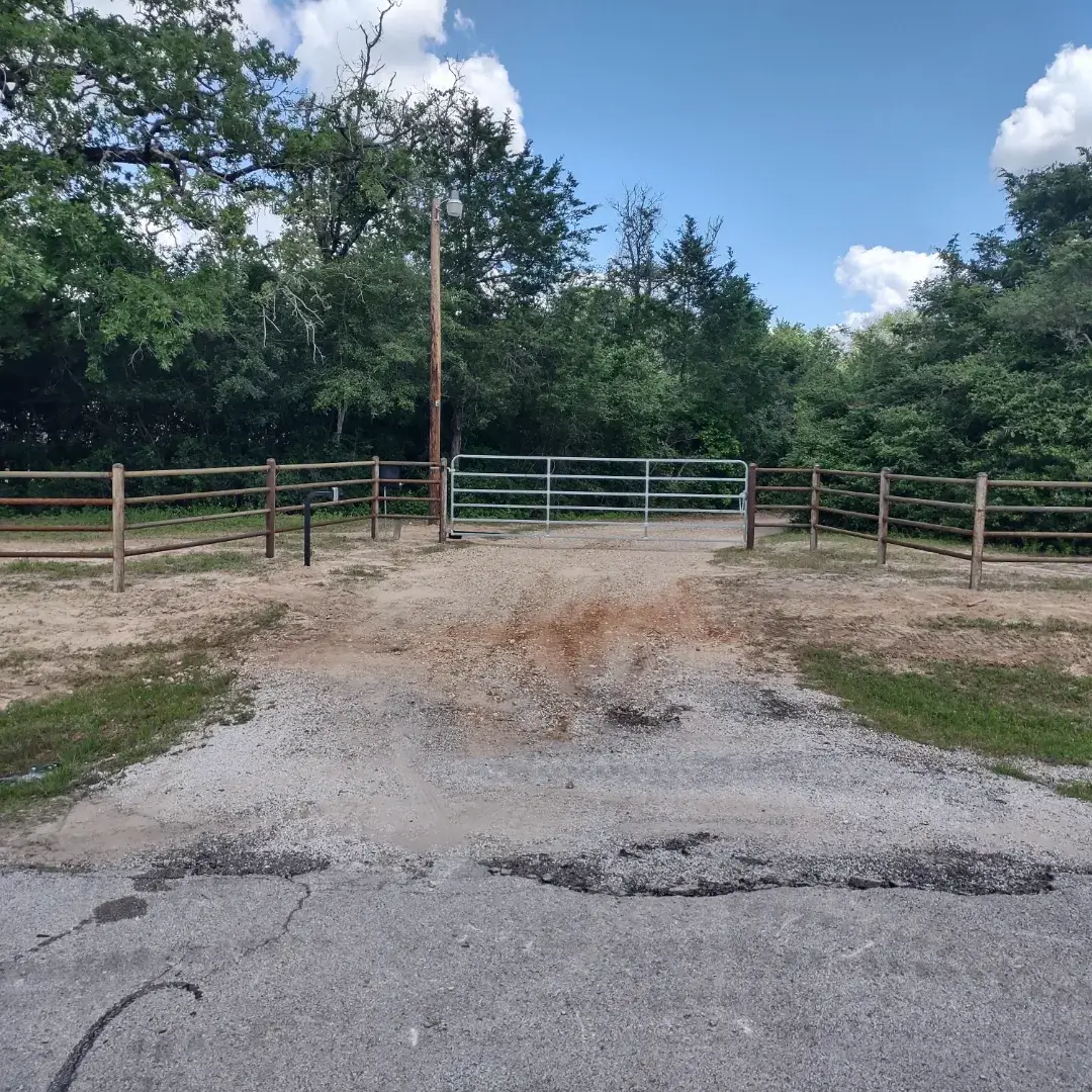 Creative Pipe Fence Ideas to Elevate Your Property’s Curb Appeal 13