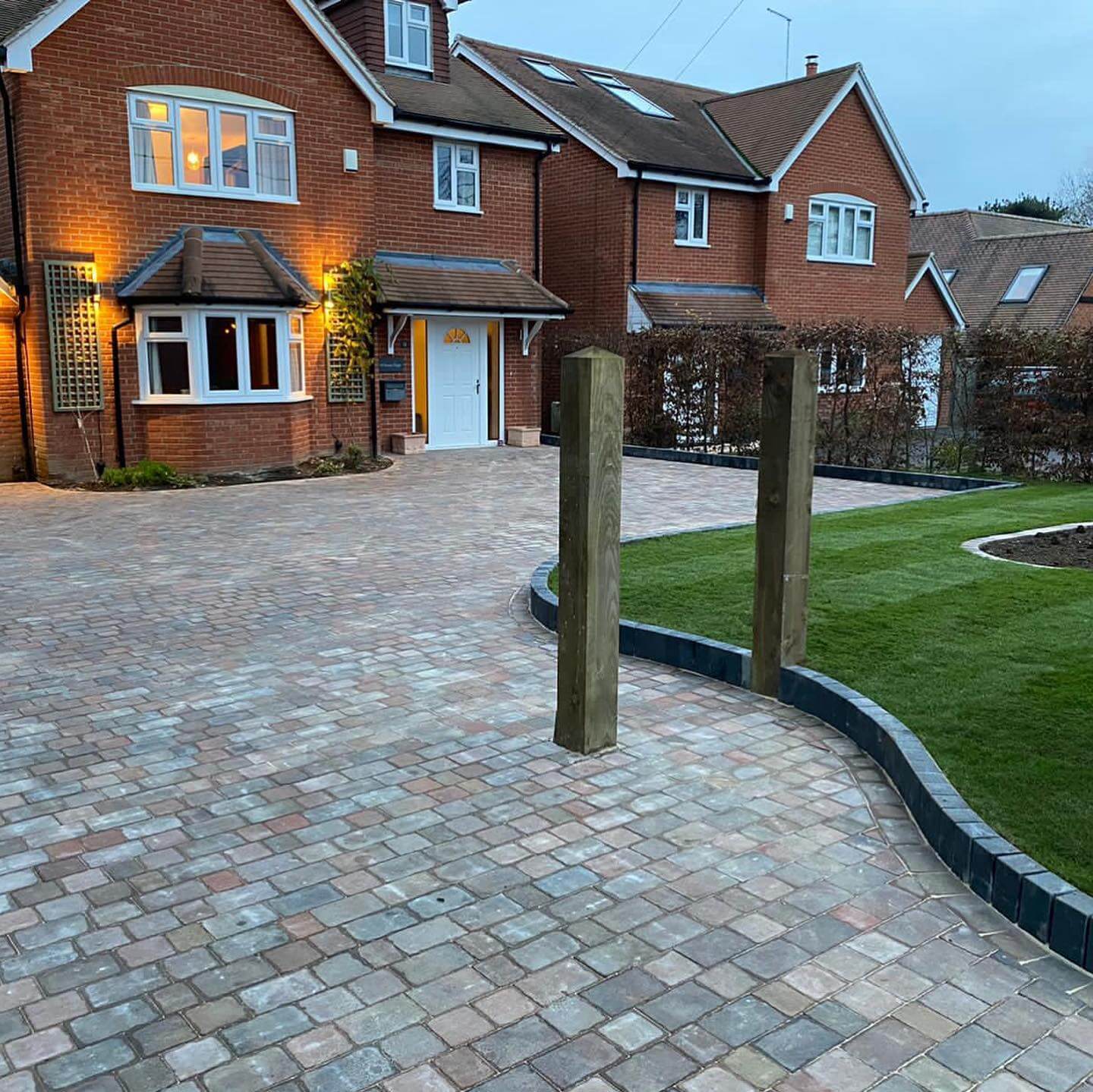 Transform Your Curb Appeal: Inexpensive Driveway Edging Ideas That Make a Big Impact 13