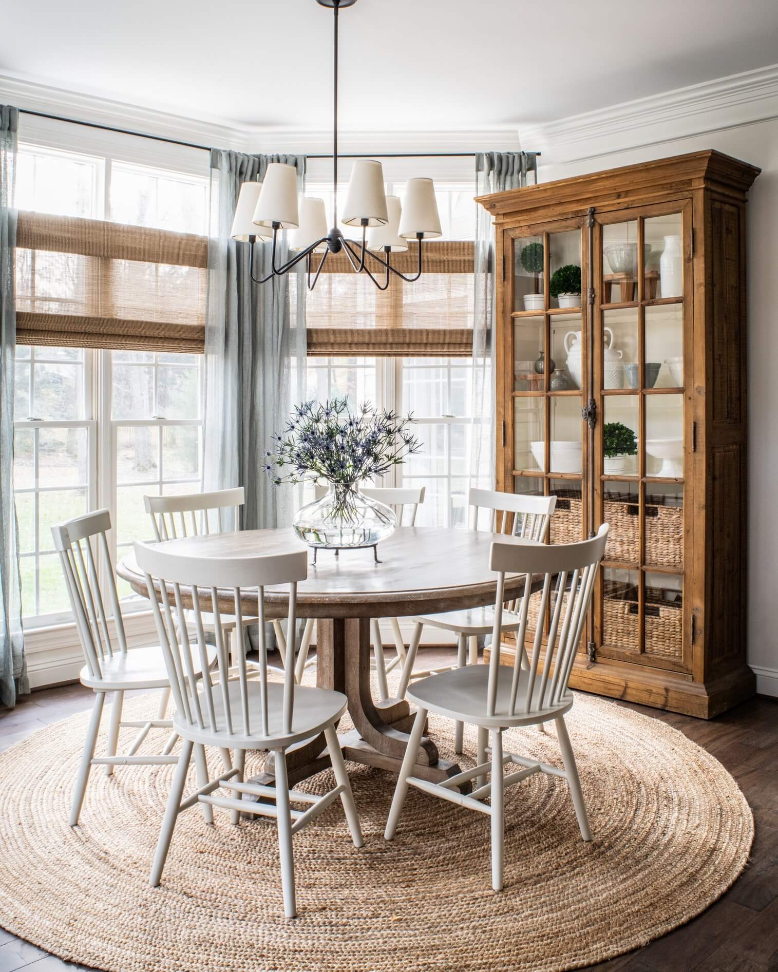 Cozy and Chic: Transform Your Kitchen with These Breakfast Nook Ideas 14
