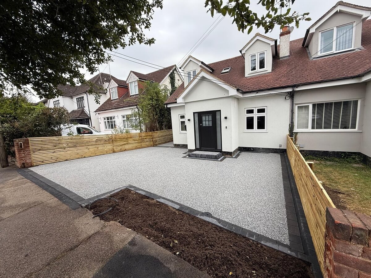 Transform Your Curb Appeal: Inexpensive Driveway Edging Ideas That Make a Big Impact 14