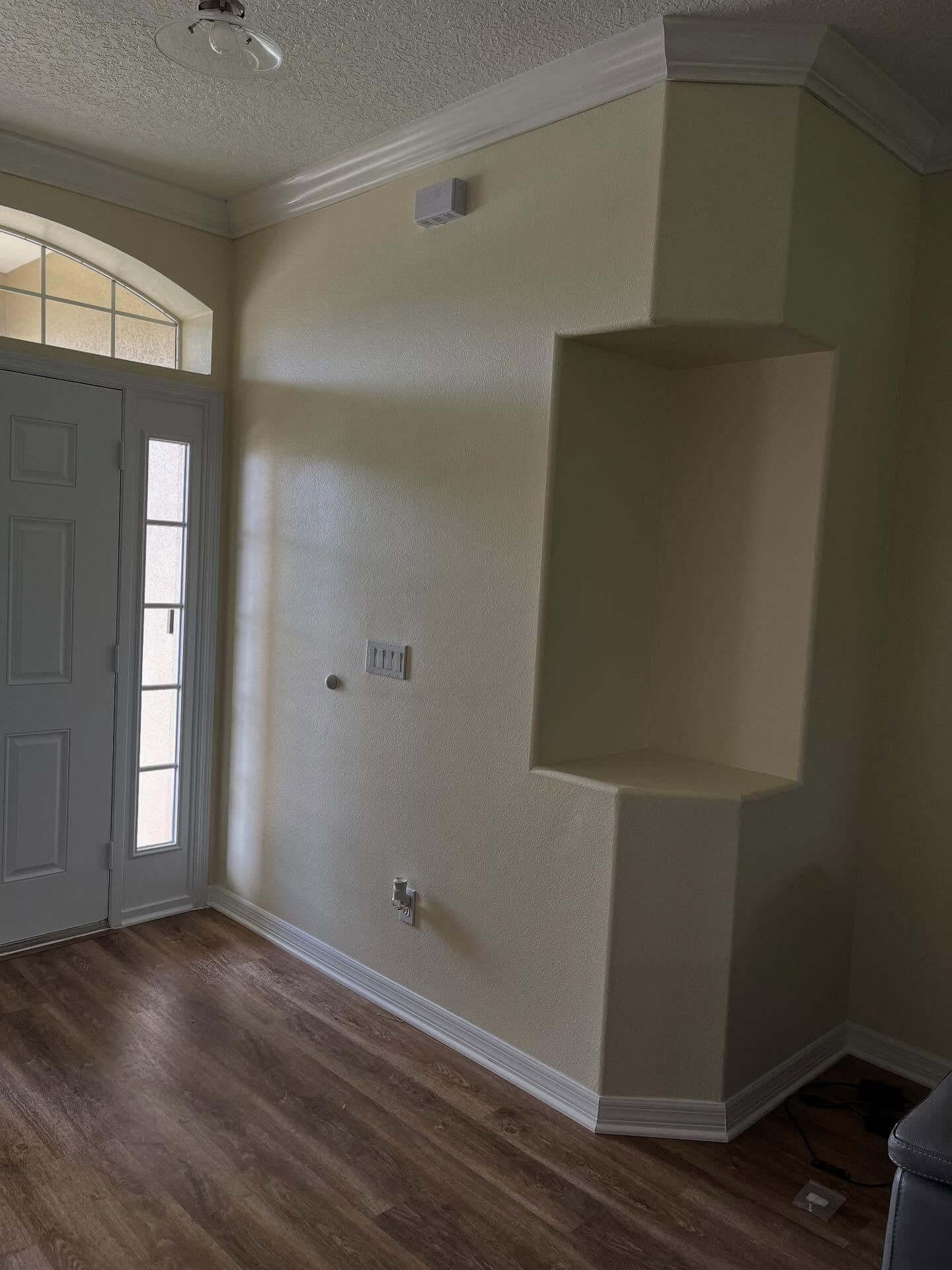 Transform Your Home's First Impression: 10 Stunning Entryway Accent Wall Ideas 14