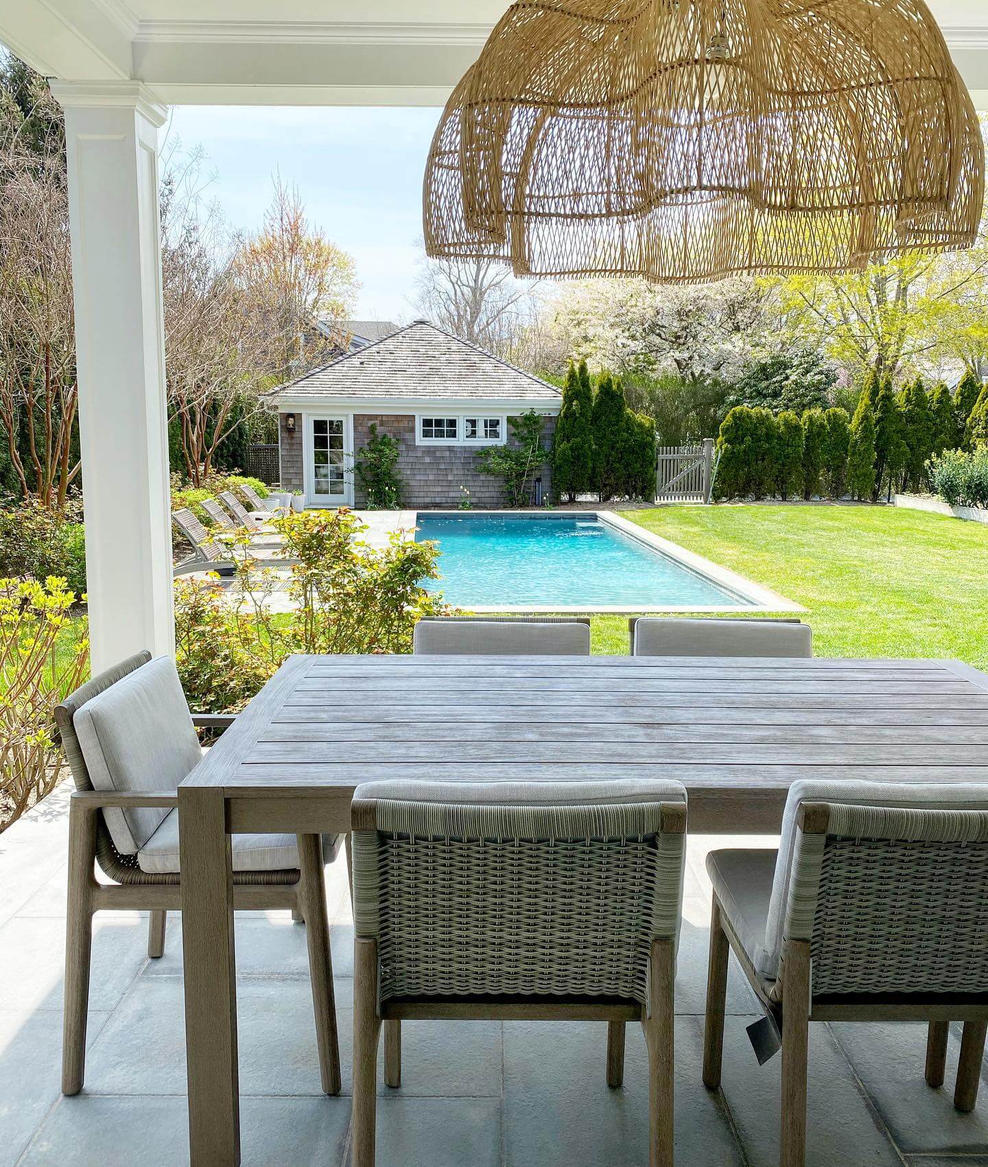 Inspiring Poolside Decorating Ideas to Transform Your Outdoor Space 14