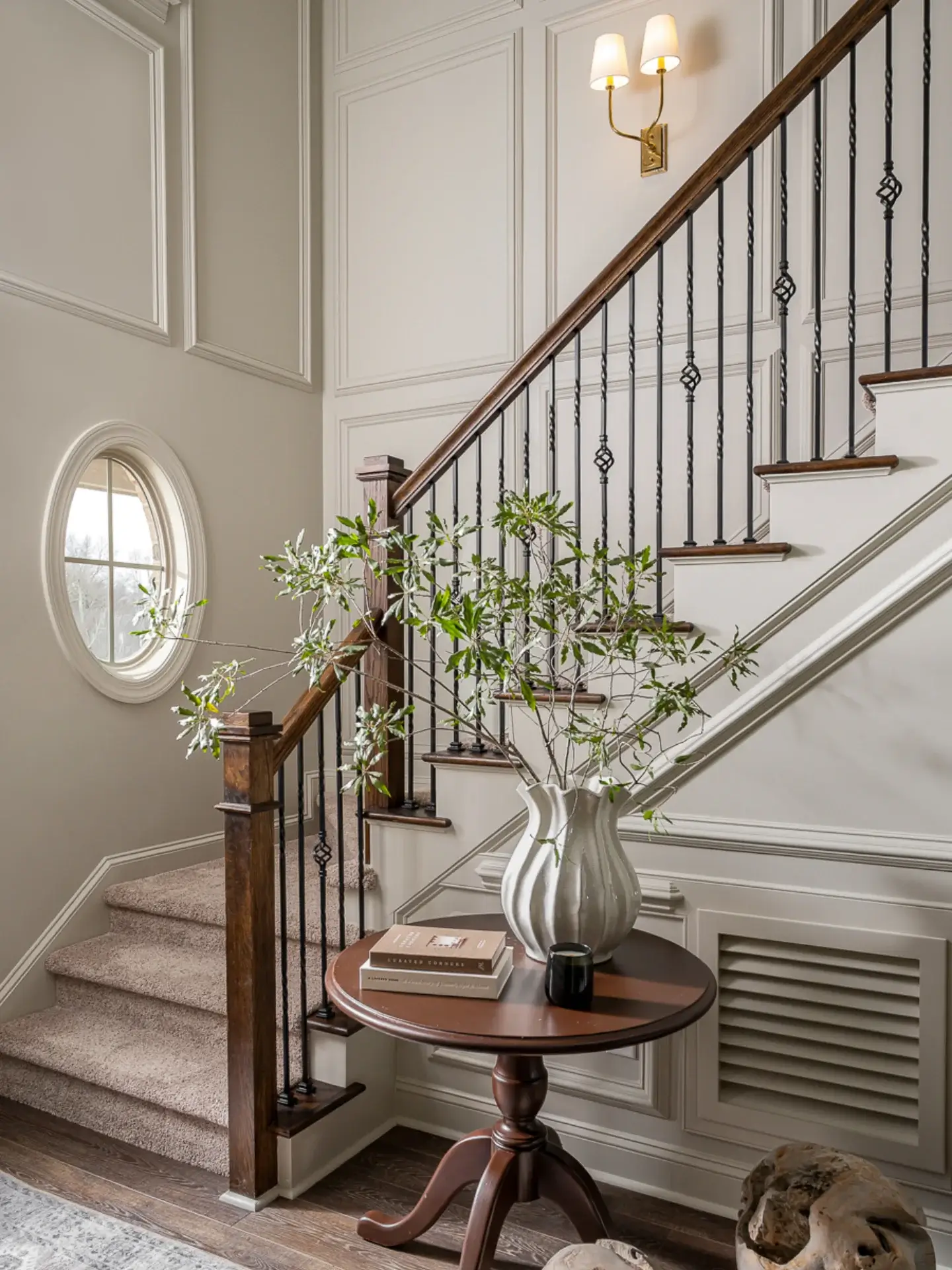 10 Stunning Foyer Paint Color Ideas to Transform Your Home's Entrance 14