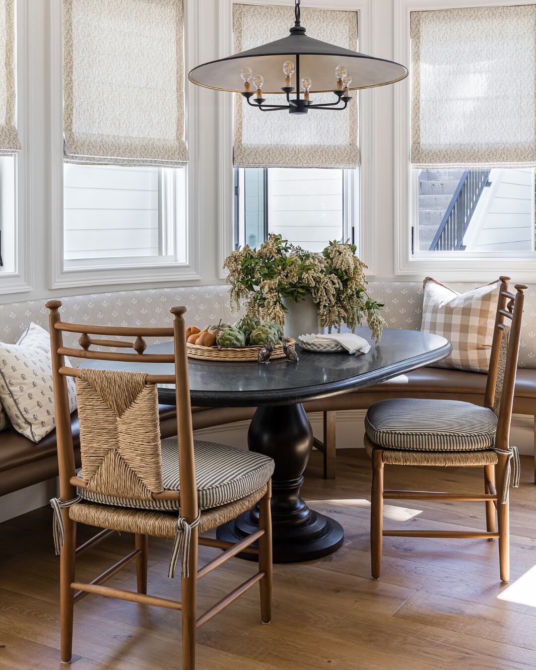 Cozy and Chic: Transform Your Kitchen with These Breakfast Nook Ideas 15