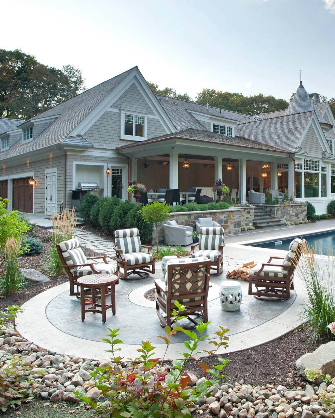 Backyard Fire Pit Ideas to Transform Your Outdoor Space 15