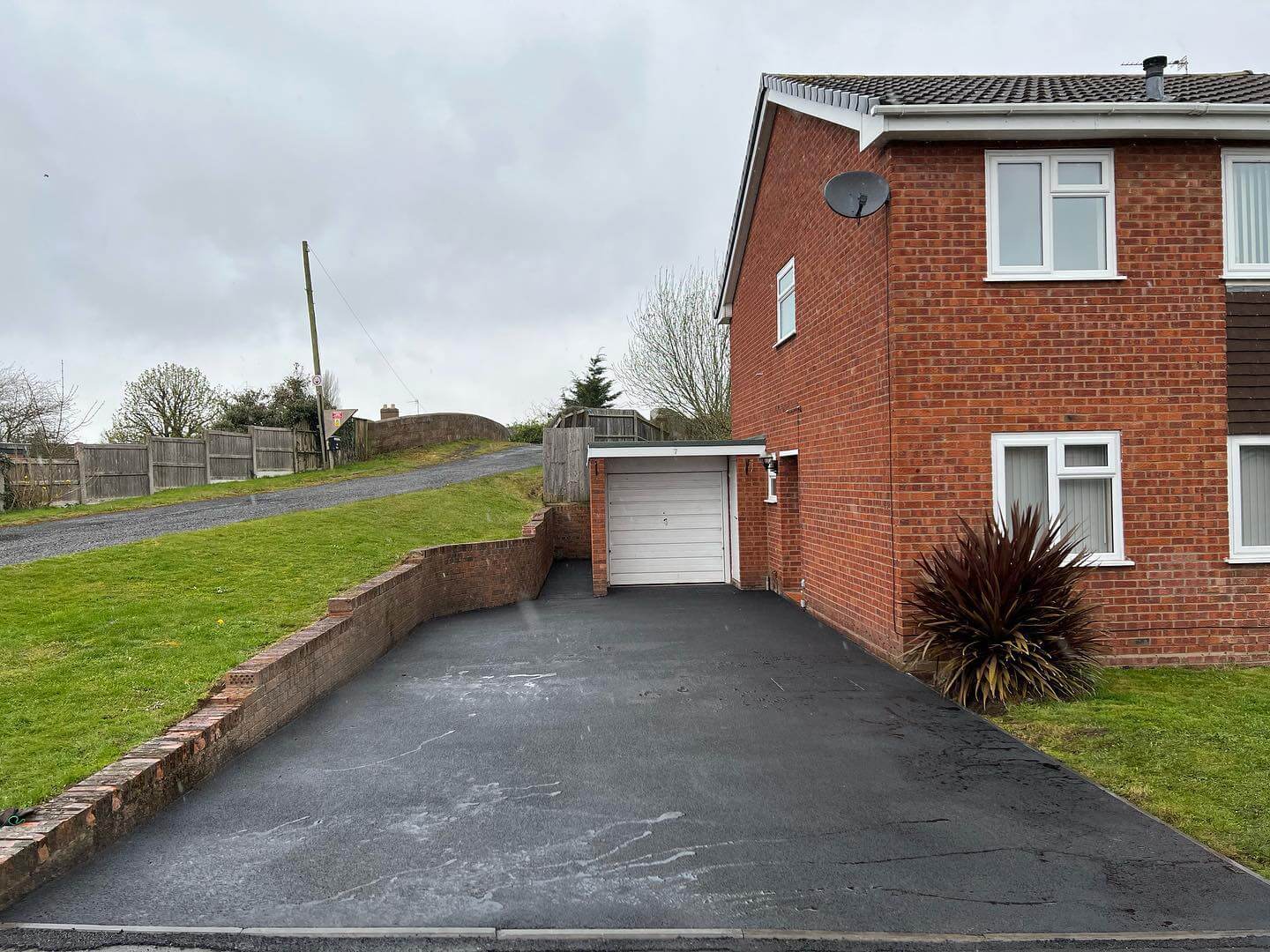 Transform Your Curb Appeal: Inexpensive Driveway Edging Ideas That Make a Big Impact 15