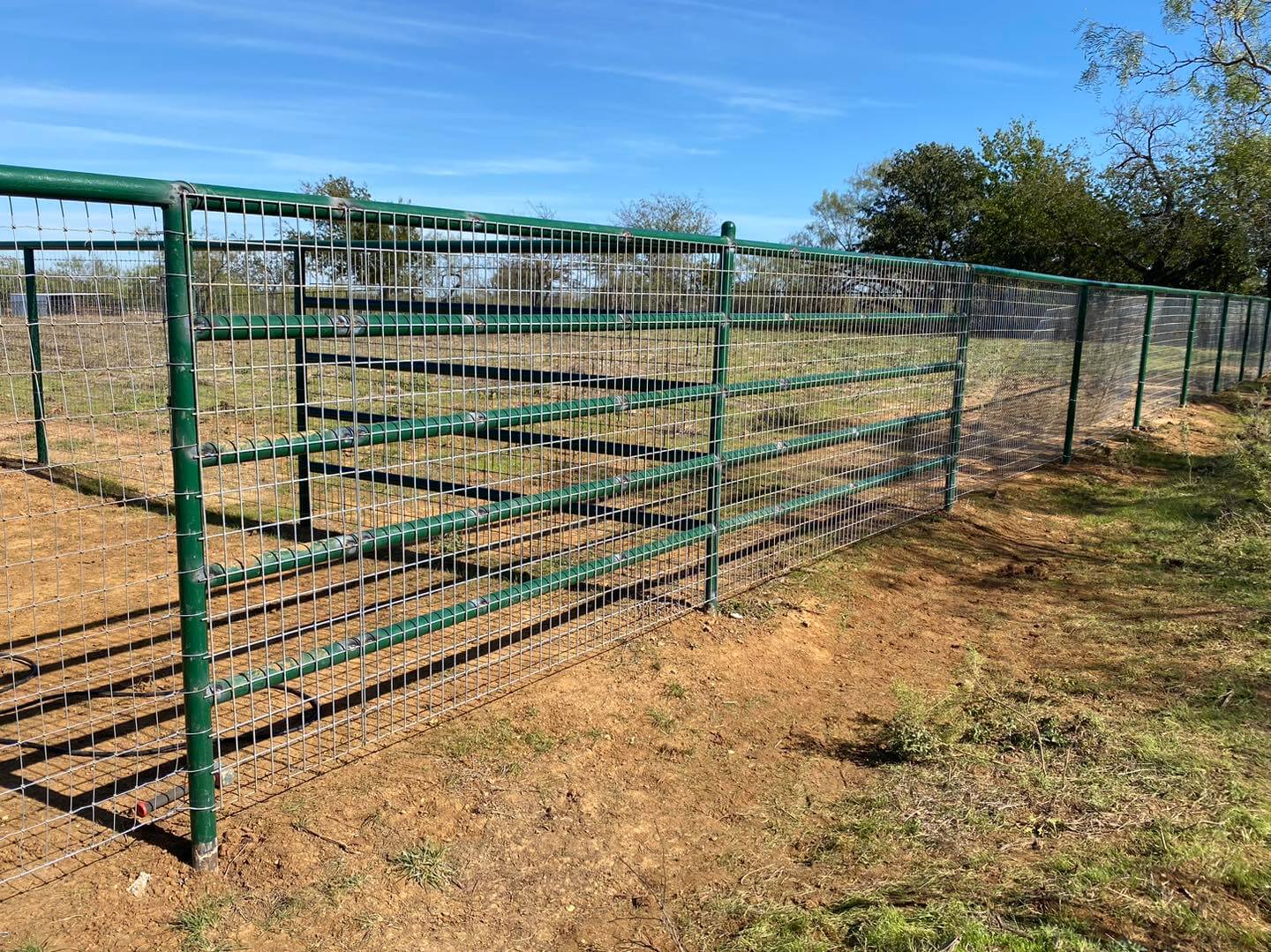 Creative Pipe Fence Ideas to Elevate Your Property’s Curb Appeal 16