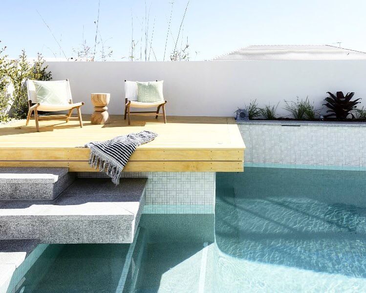 Inspiring Poolside Decorating Ideas to Transform Your Outdoor Space 16