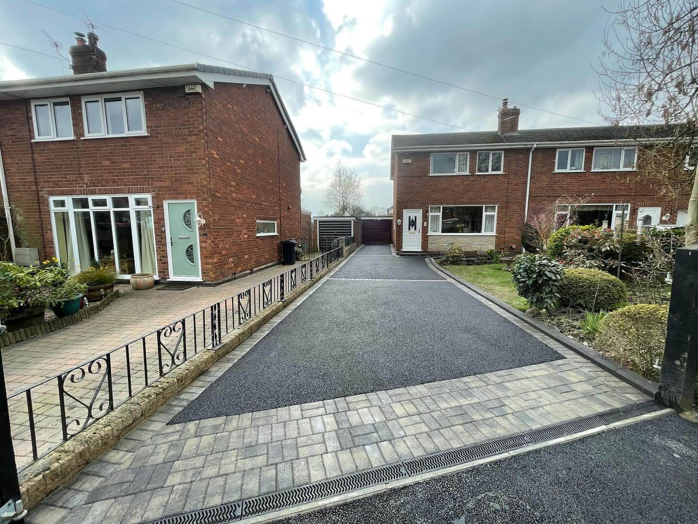 Transform Your Curb Appeal: Inexpensive Driveway Edging Ideas That Make a Big Impact 17