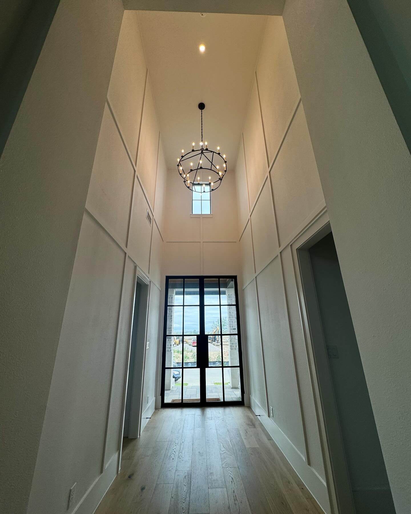 Transform Your Home's First Impression: 10 Stunning Entryway Accent Wall Ideas 17