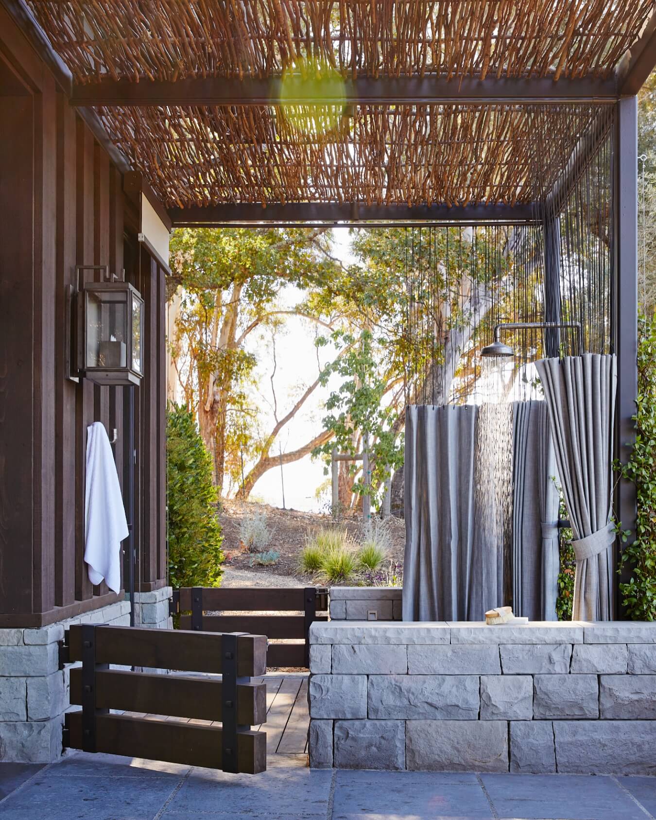 Transform Your Backyard Bliss: Creative Outdoor Shower Ideas 16