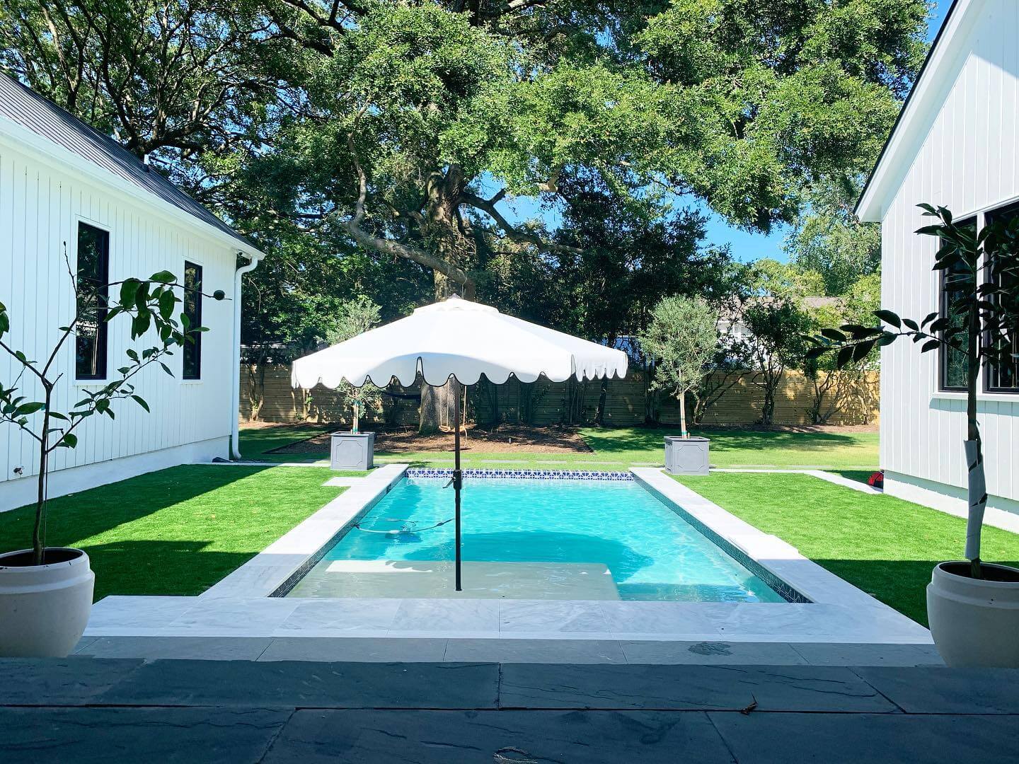 Inspiring Poolside Decorating Ideas to Transform Your Outdoor Space 17