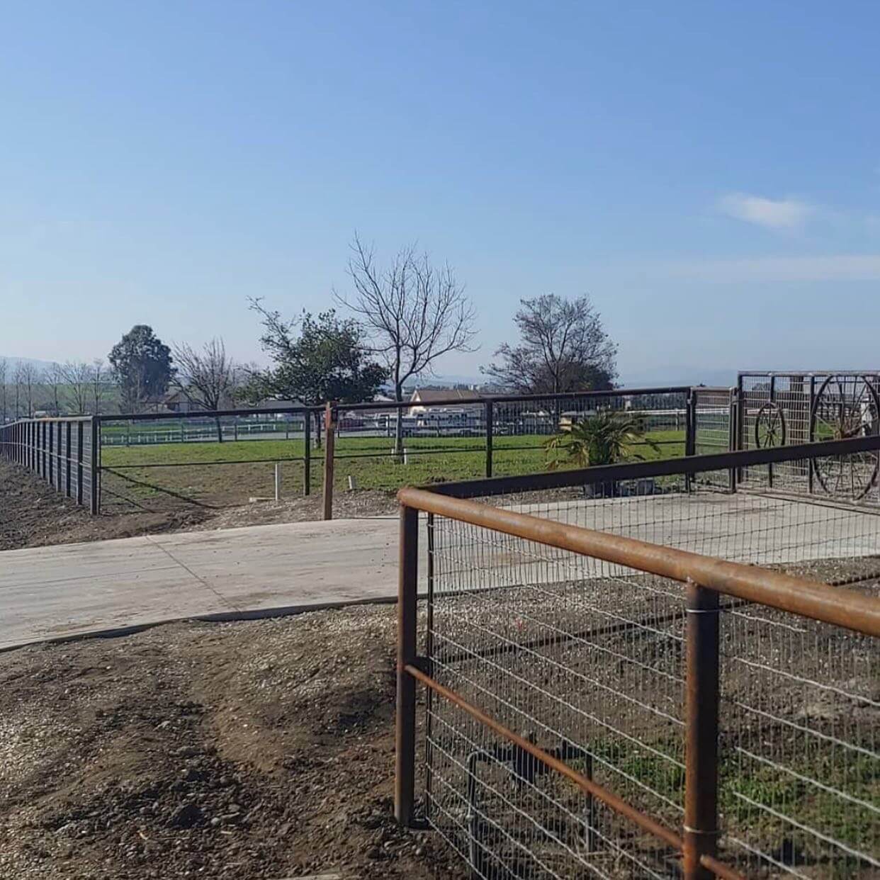 Creative Pipe Fence Ideas to Elevate Your Property’s Curb Appeal 17